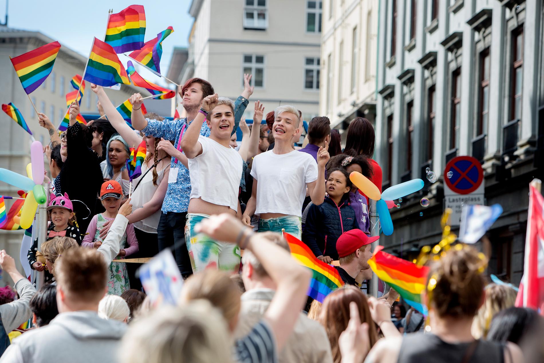 REKORDOPPMØTE: Aron Jasperr og André Klausen var strålende fornøyd med å delta i Regnbueparaden gjennom Bergens gater lørdag. Paraden var den største avsitt slag som er blitt arrangert i Bergen.