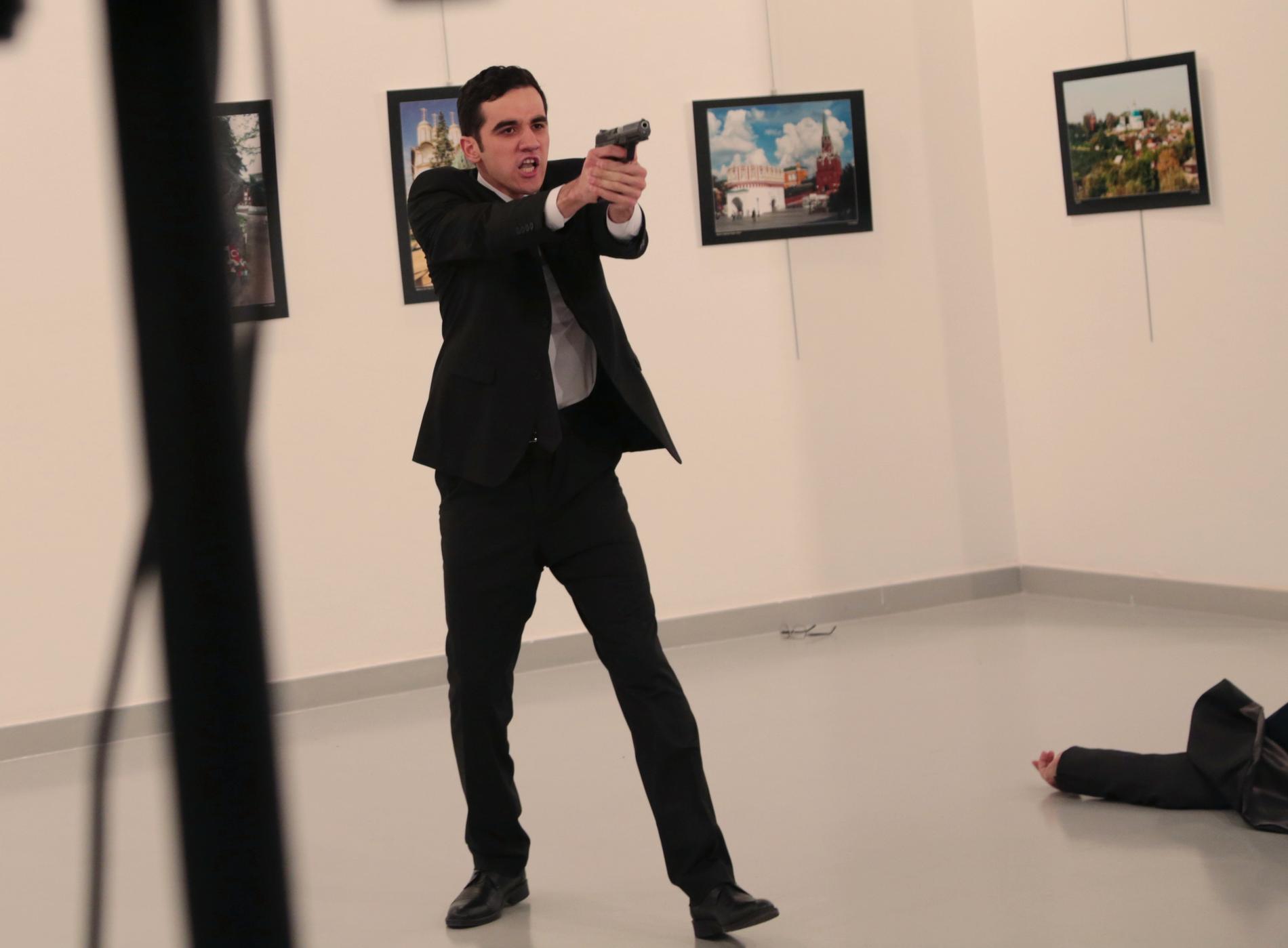 - SKJØT: Ifølge flere medier skal dette være gjerningsmannen som skjøt og drepte den russiske ambassadøren (liggende på gulvet).