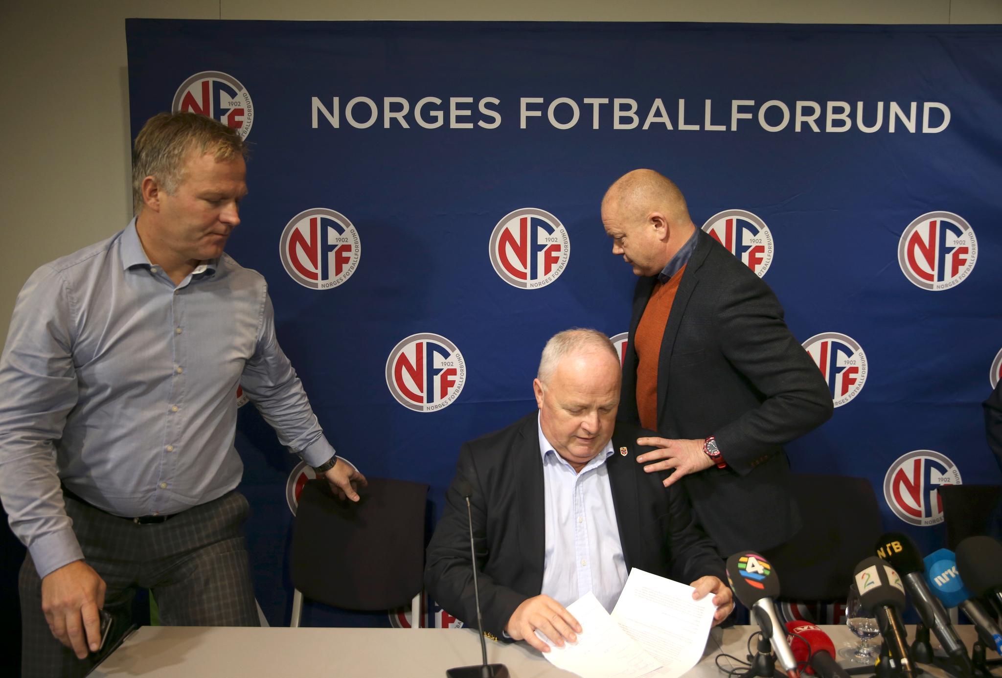 Per-Mathias Høgmo er ferdig som landslagssjef. Fotballpresident Terje Svendsen (midten) og konstituert generalsekretær Kai-Erik Arstad til venstre.