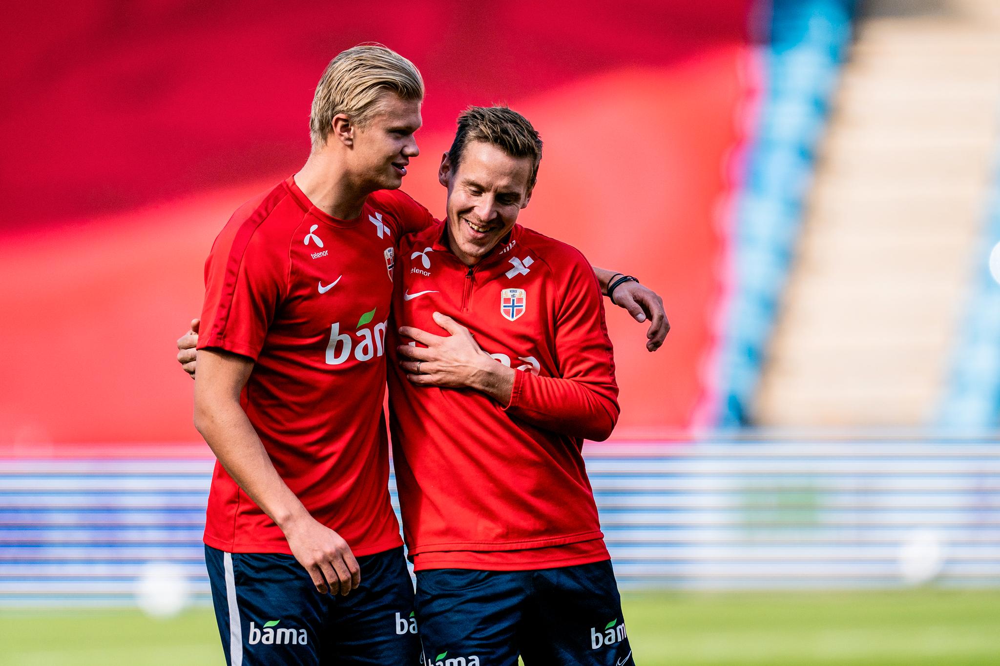 Stefan Johansen og Erling Braut Haaland i godt humør før den første landskampen på nesten 300 dager.