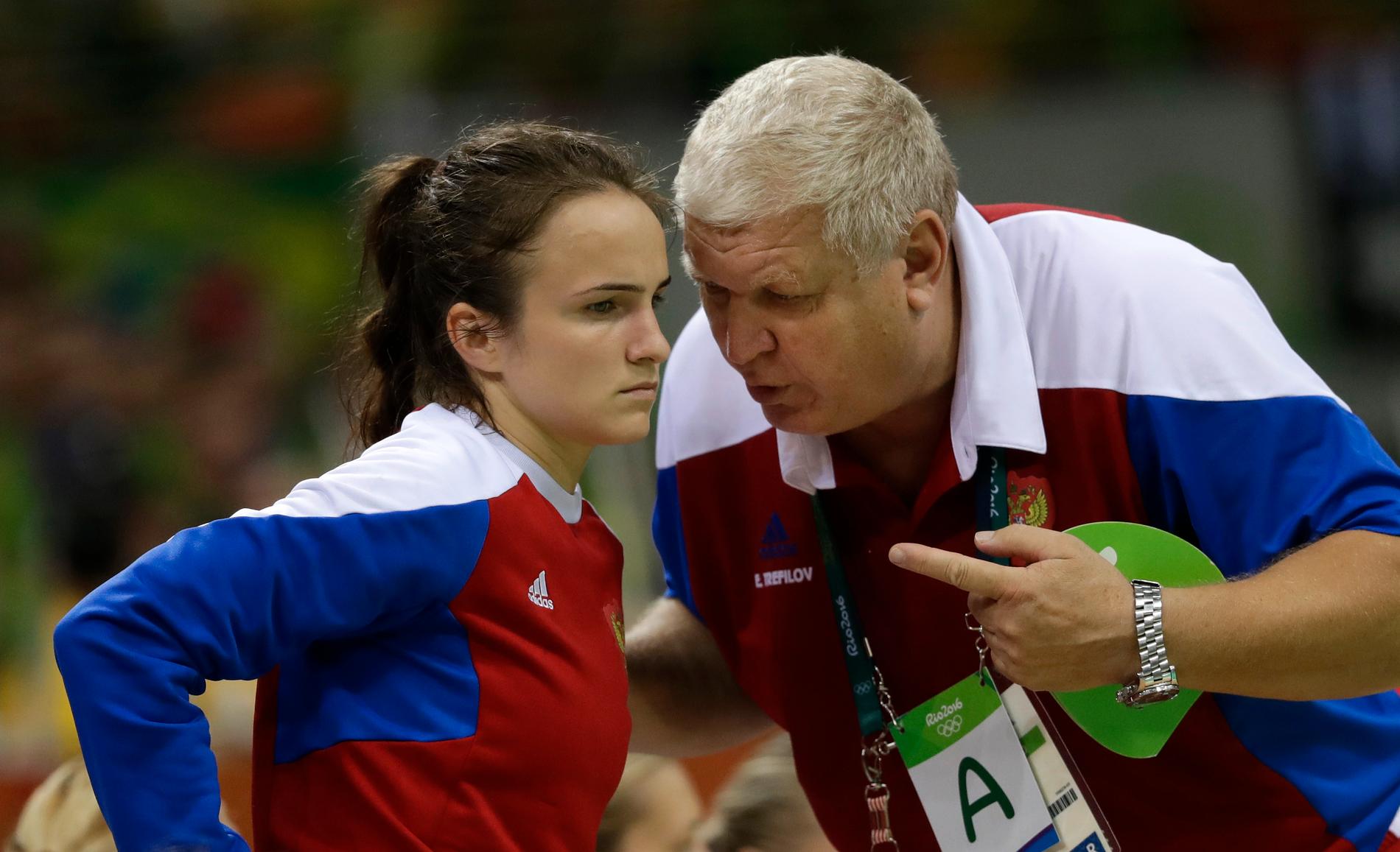 SJEFEN: Anna Vjakhireva og Jevgenij Trefilov vant OL-gull sammen - og er begge populære i Russland. Men Vjakhireva forteller at de ikke snakker sammen.