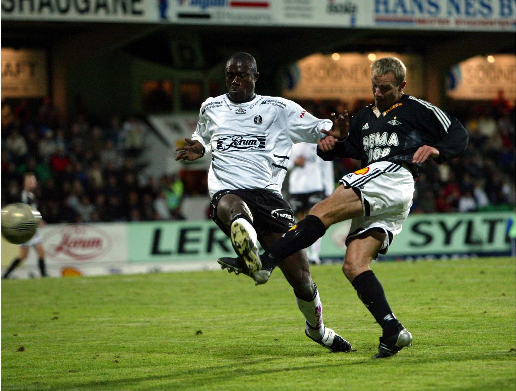 Raoul Kouakou (t.v.) ble hentet til Sandefjord fra Malmö, men fikk ikke en eneste kamp for førstnevnte ettersom han hadde en alvorlig kneskade. Her er forsvarsspilleren i duell med RBKs Ståle Stensaas fra hans tid i Sogndal i 2003.
