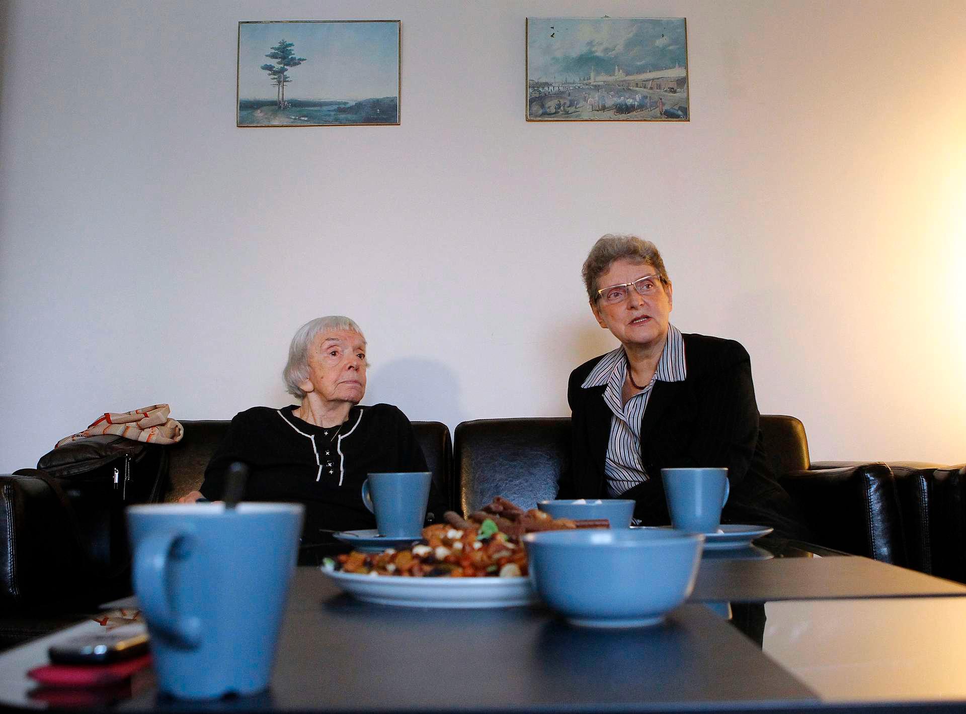 Ljudmila Alexejeva (til venstre) regnes som bestemoren for Russlands menneskerettighetsbevegelse. Svetlana Gannusjkina (høyre) er en av grunnleggerne av "Memorial". Her sitter de i kontorene til NRK i Moskva i 2012, slik at det gjort mange ganger før i håp om å få Nobelprisen.