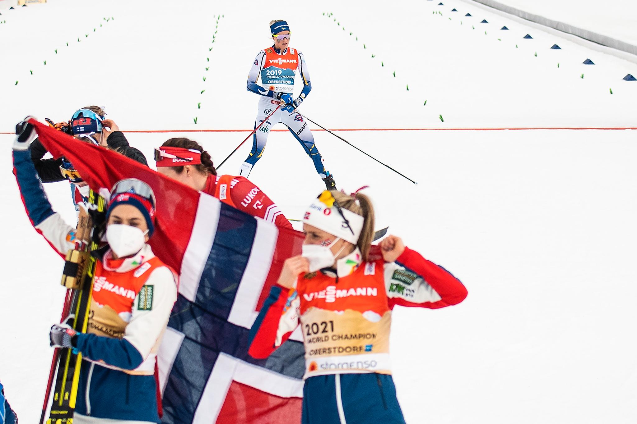 BRUTAL NEDTUR: Sverige og Frida Karlsson drømte om VM-gull på stafetten i Oberstdorf i 2021, men kom i mål langt bak Norge. 