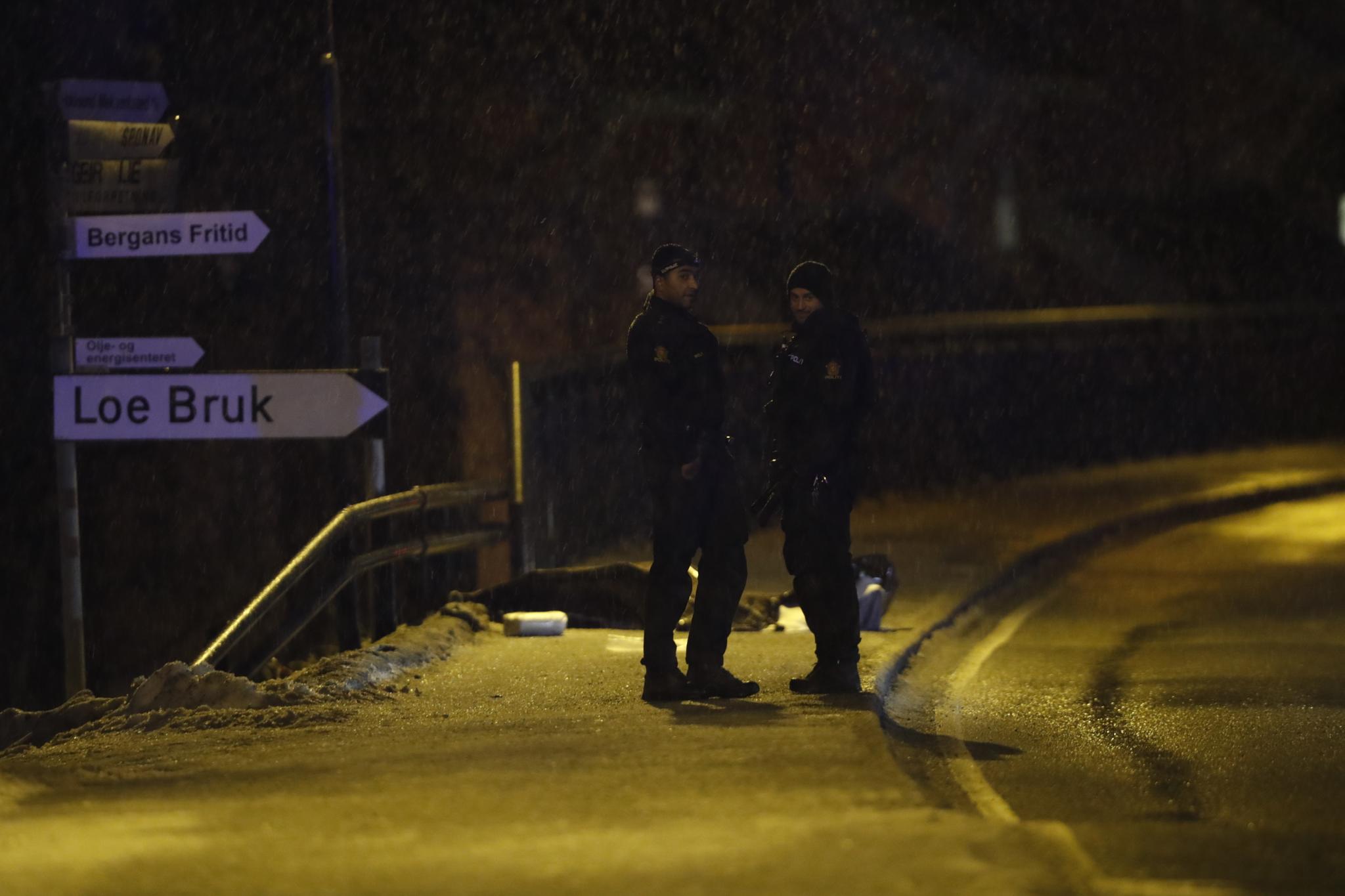 Politiet nær åstedet der Borgar Giil Andresen ble funnet død med skuddskader ved Loe Bruk i Hokksund sentrum 23. desember i fjor. Mandag kveld rekonstrueres drapskvelden. 