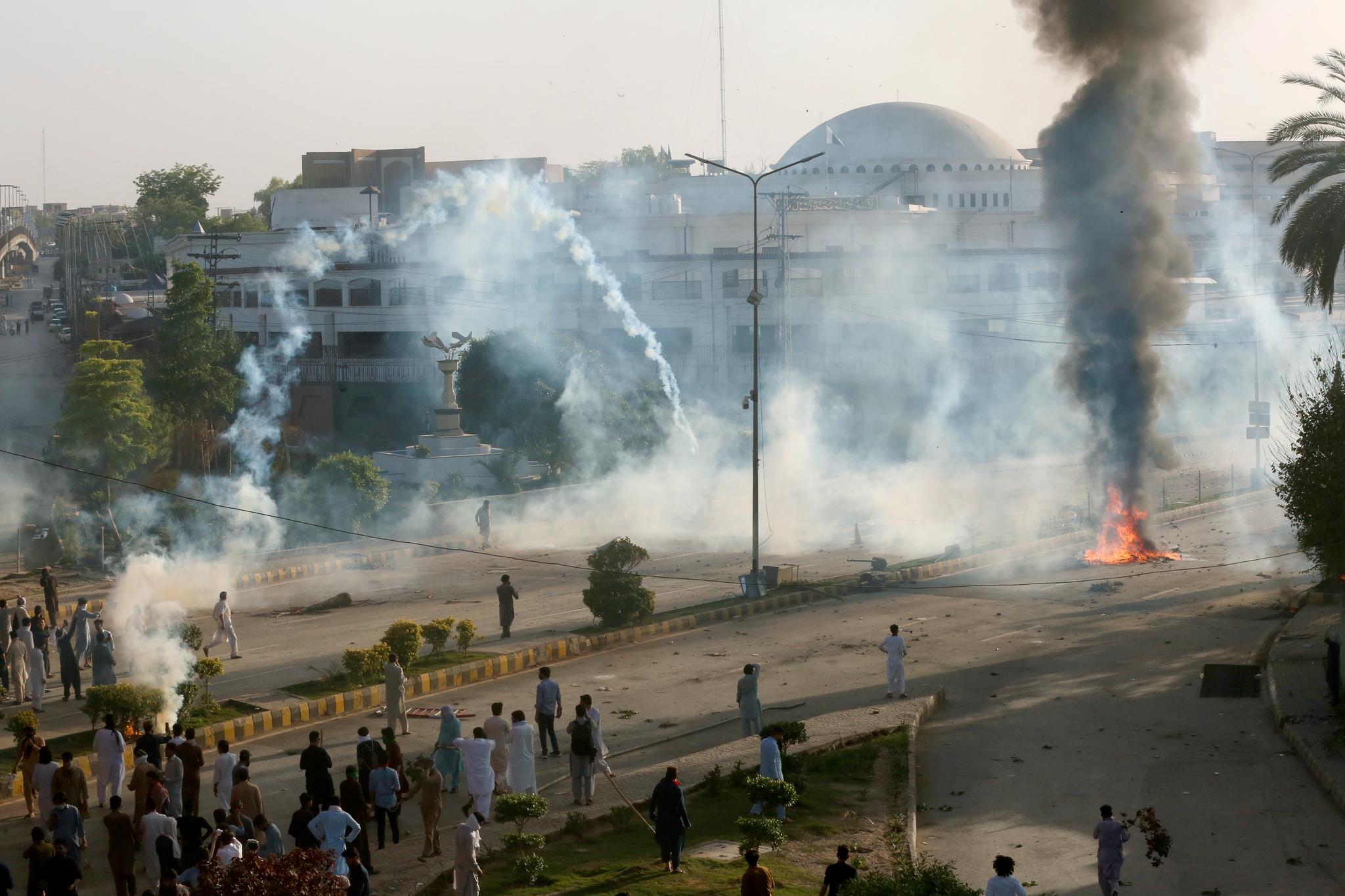 Sikkerhetsstyrkene brukte tåregass mot demonstranter i Peshawar. 