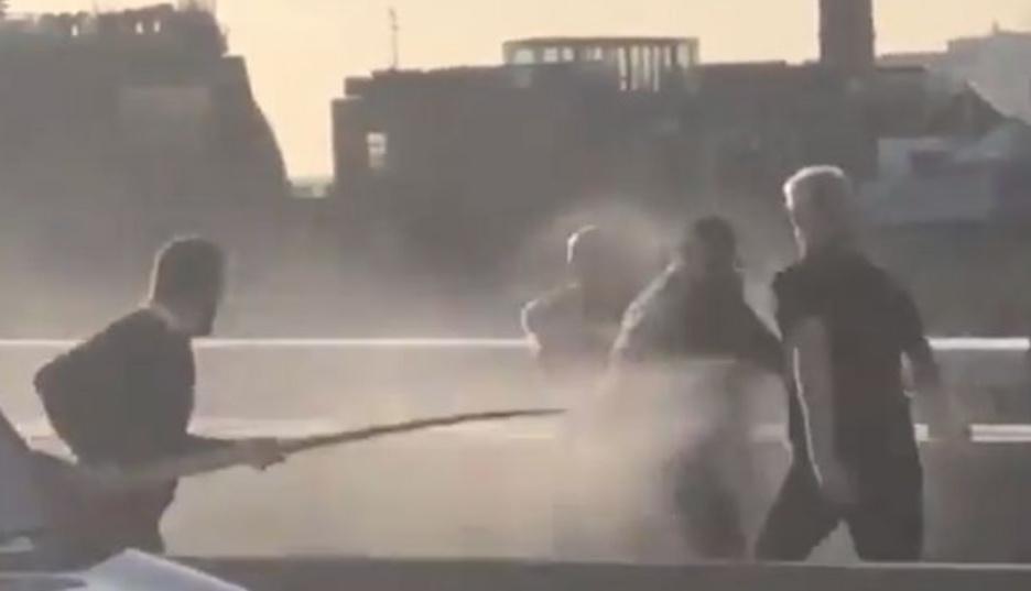 Skjermdump fra videoen som tatt av et øyenvitne da terroristen ble overmannet på London Bridge