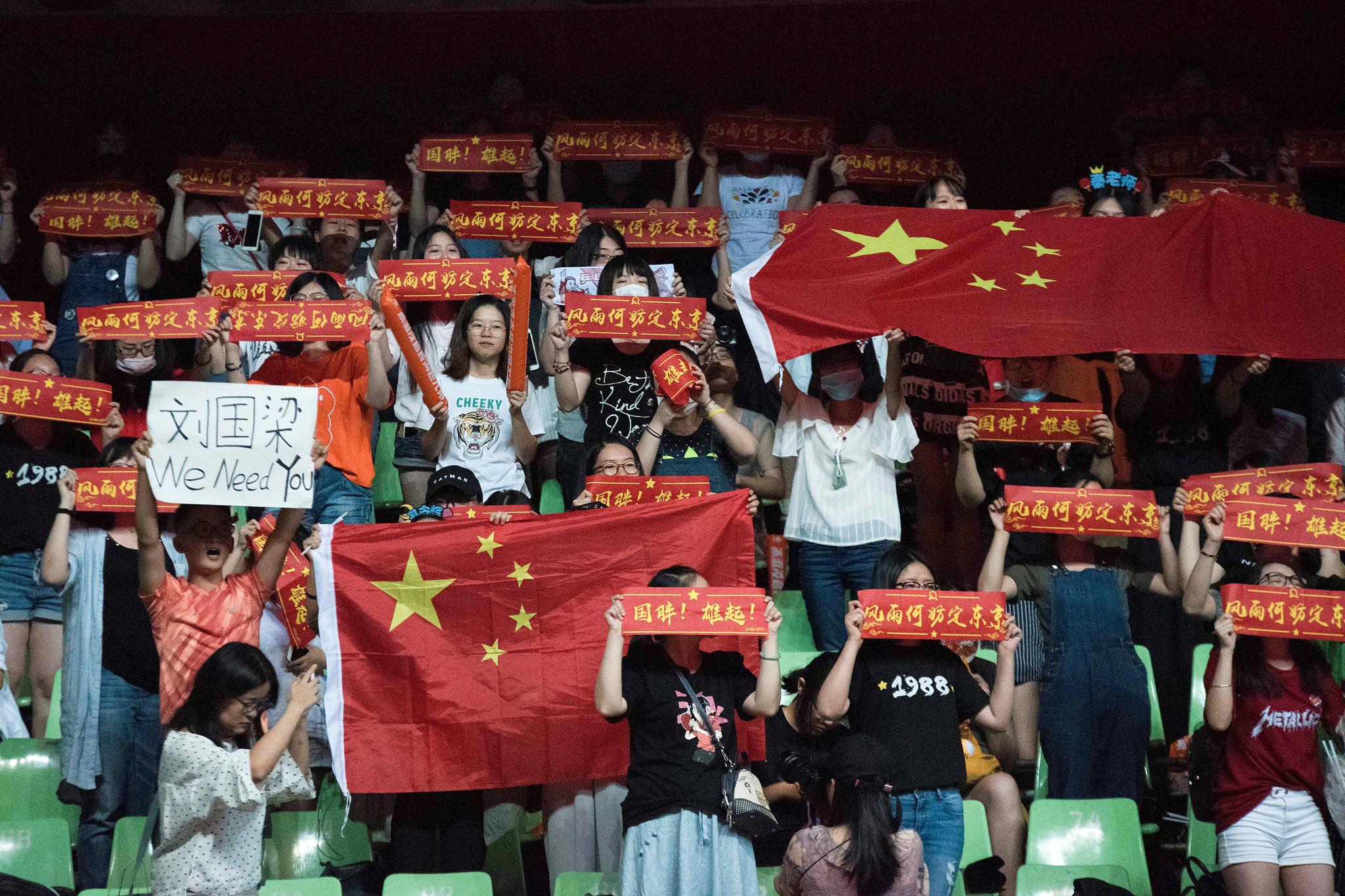 Kinesiske fans protesterer mot sparkingen av landslagssjefen.