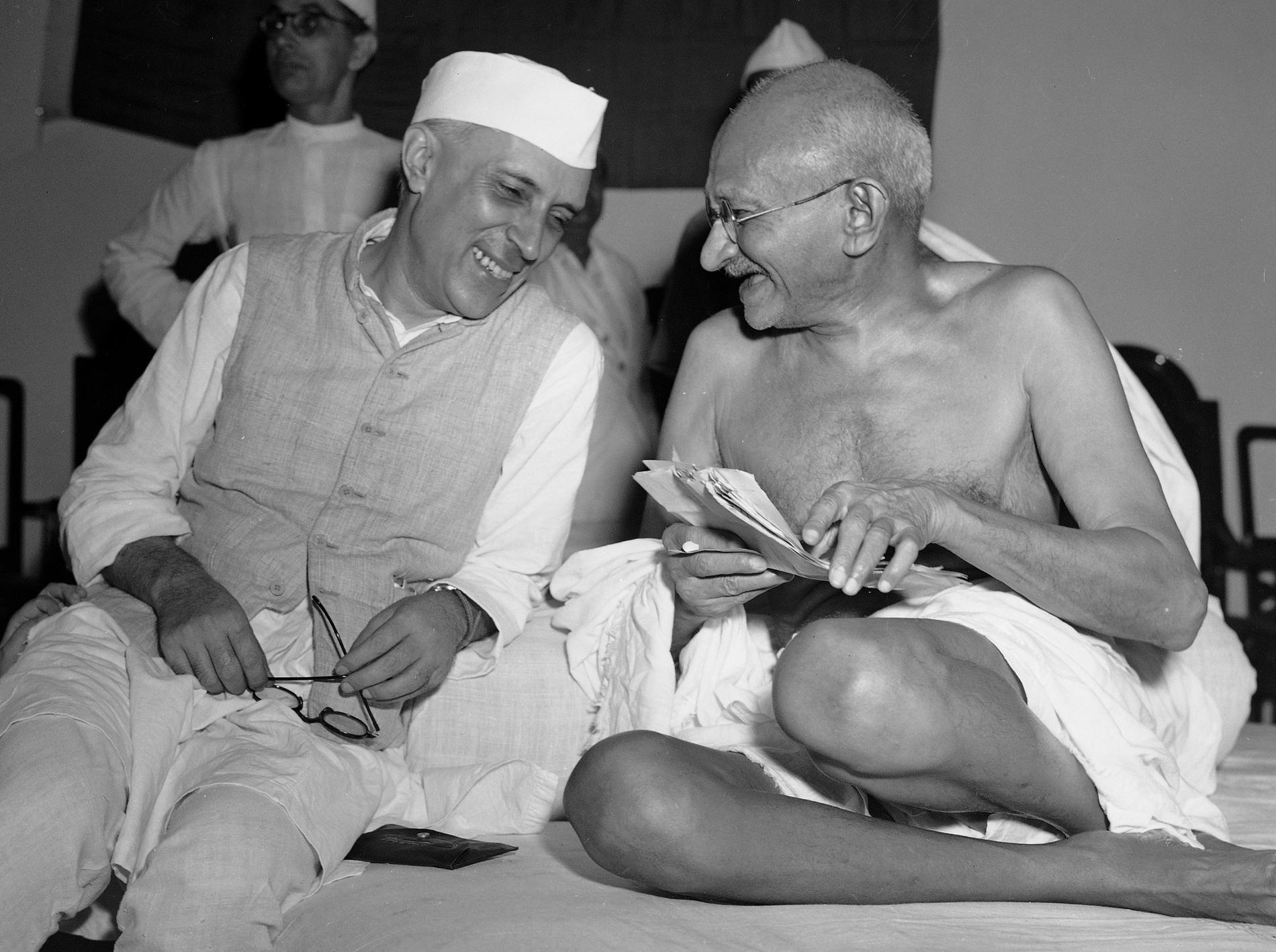 Nasjonens far og frigjøringshelten Mahatma Gandhi (t.h.) i 1946, sammen med Jawaharlal Nehru, landets første statsminister etter frigjøringen fra Storbritannia i 1947.