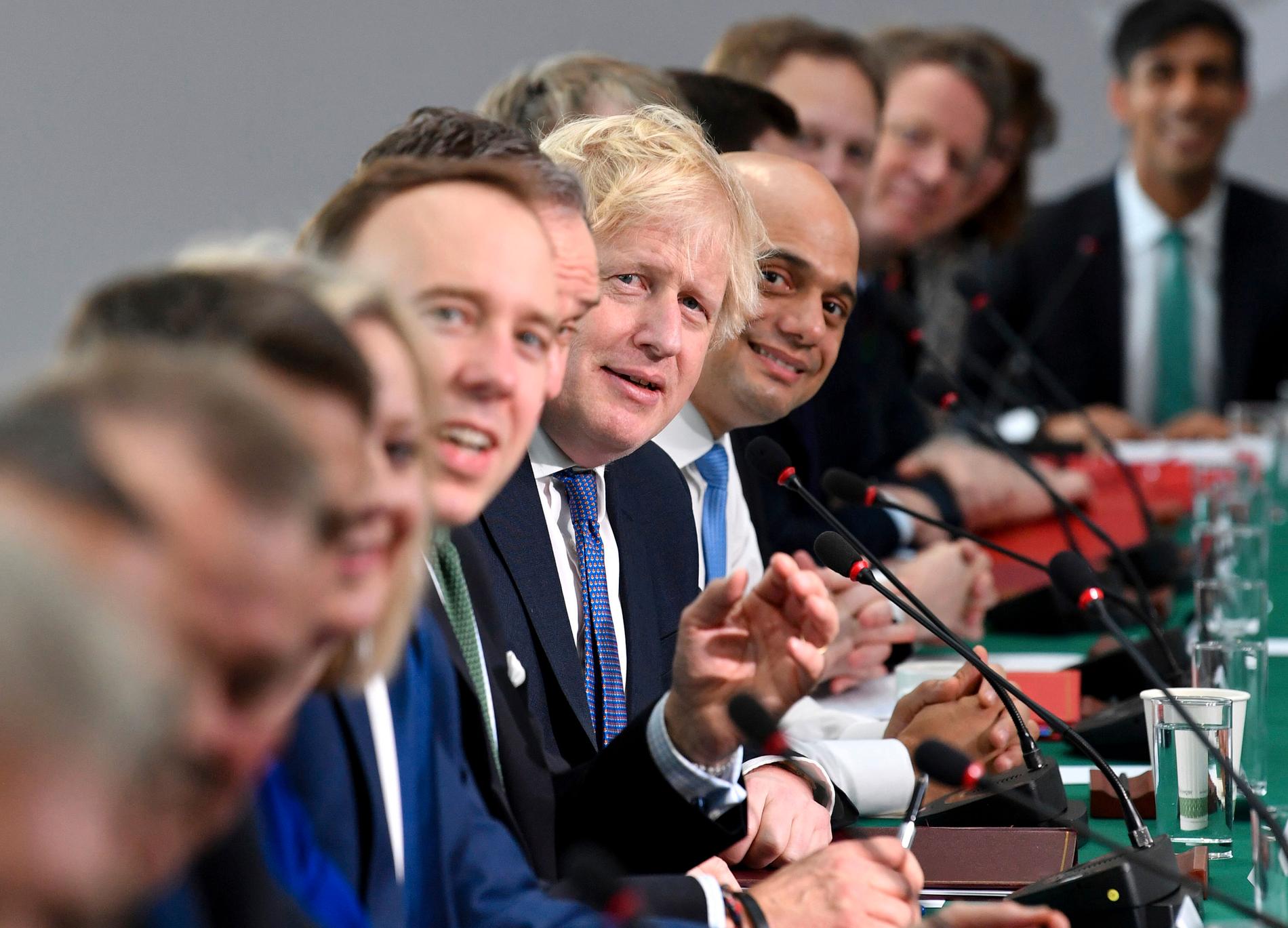 OPPGLØDD: God stemning rundt bordet da statsminister Boris Johnson samlet regjeringen til møte bare timer før brexit var et faktum. 