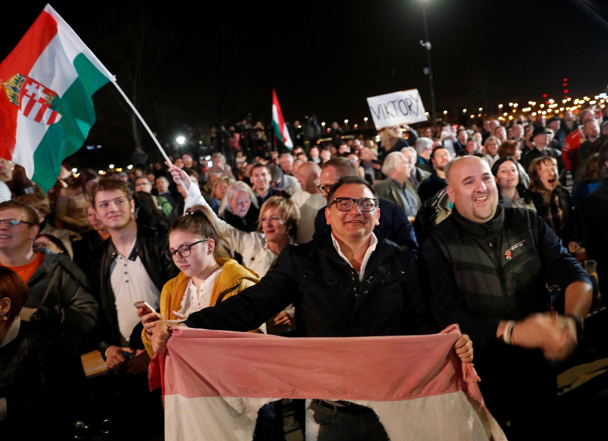 Tilhengere av regjeringspartiet Fidesz feiret i gatene da de foreløpige resultatene ble kjent. 