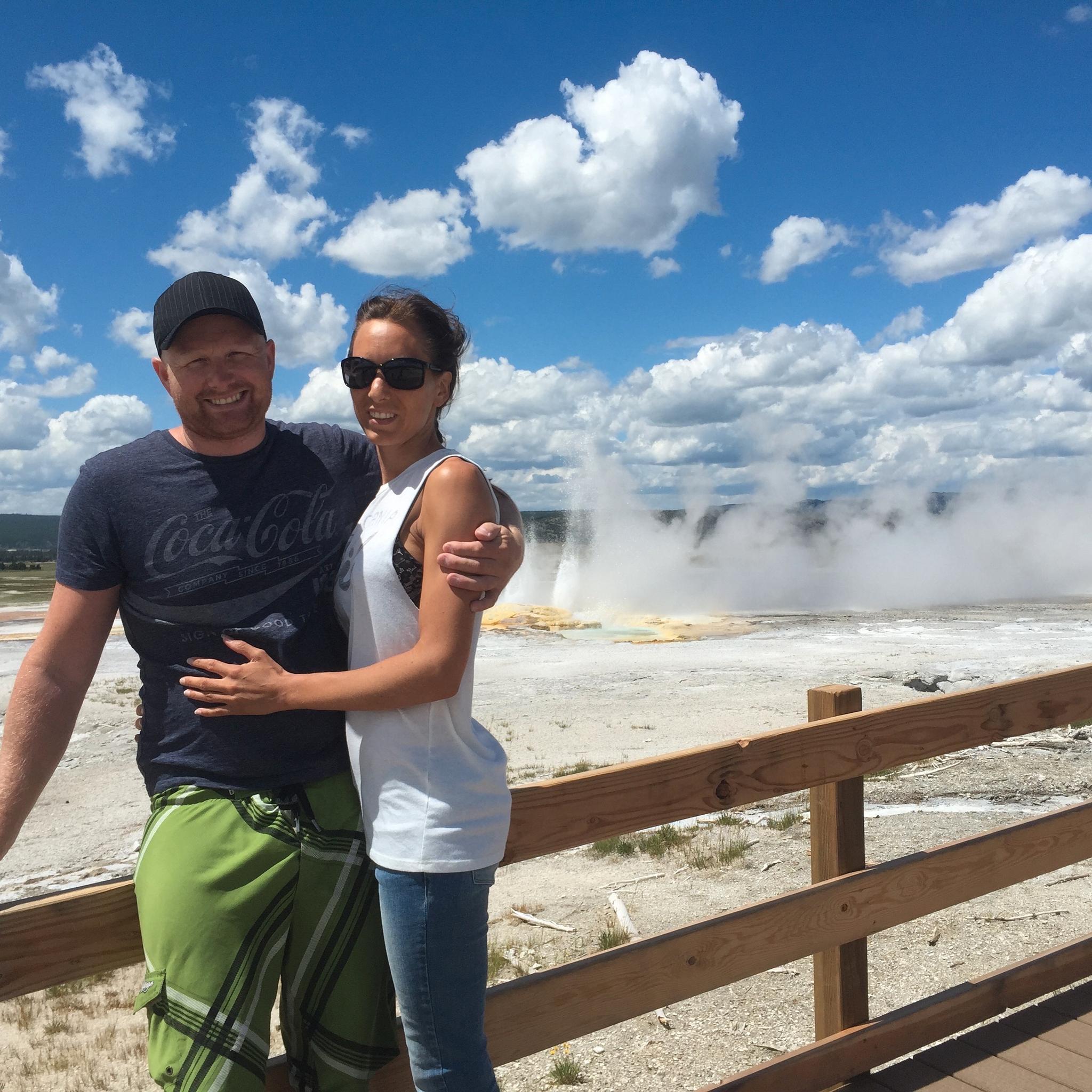 EN REISE FOR LIVET: Maria og Anders Rasmussen med en geysir i Yellowstone nasjonalpark i bakgrunnen.