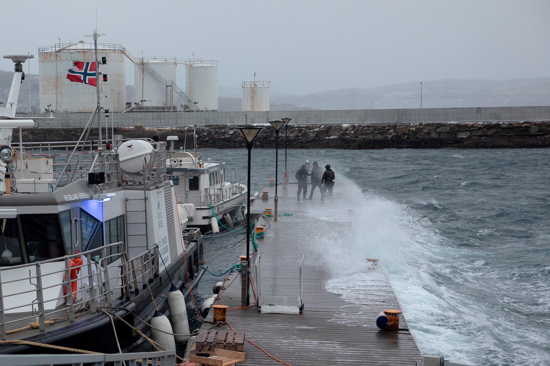 Ekstremværet Frank treffer havnen i Sandnessjøen. Det er målt orkan med vindkast på opptil 50 meter pr. sekund på Helgeland, ifølge Meteorologisk institutt. 