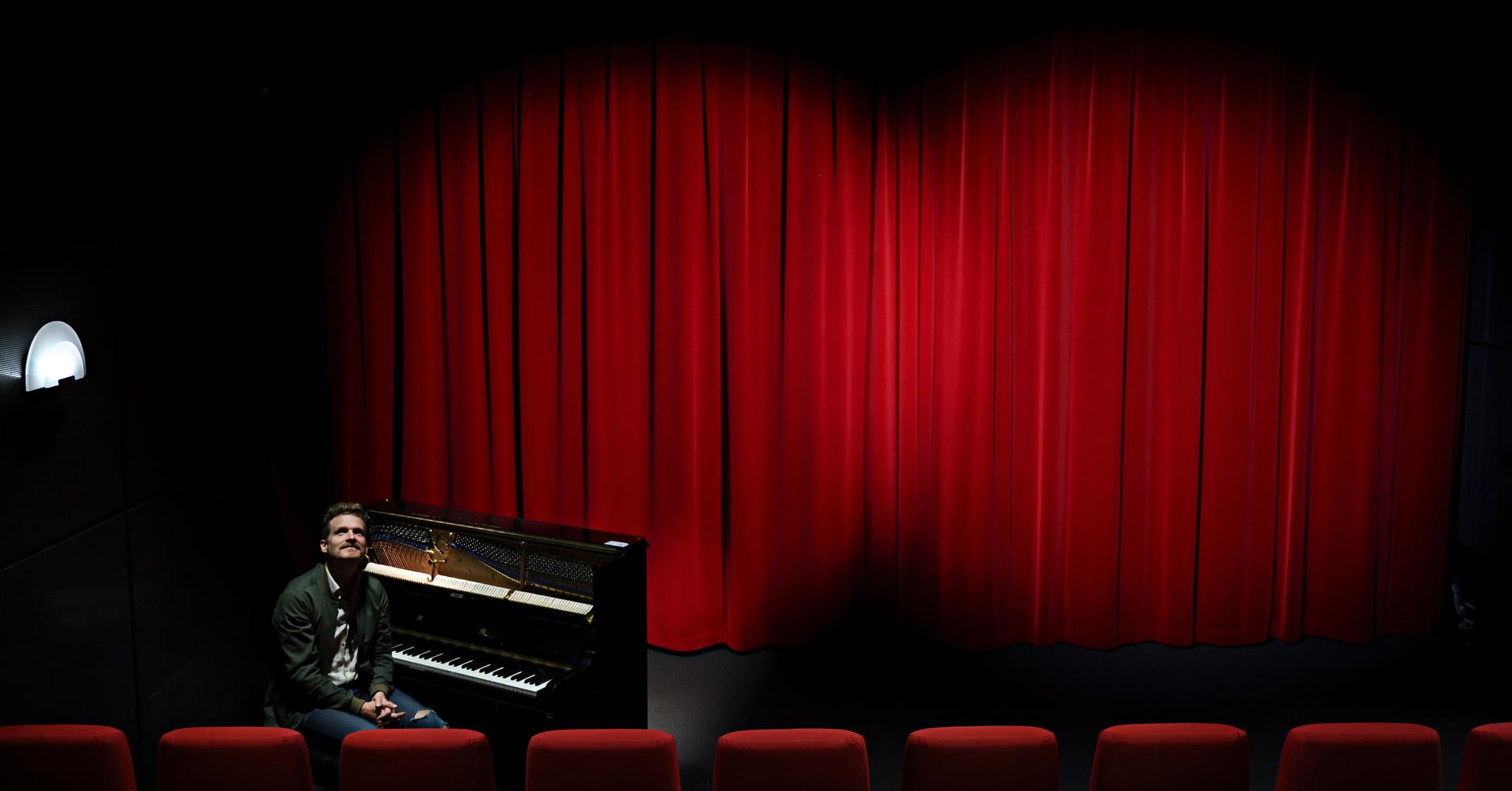 I kinomørket på Cinemateket sørger stumfilmpianist Kjetil Schjander Luhr for stemningsskapende musikk.