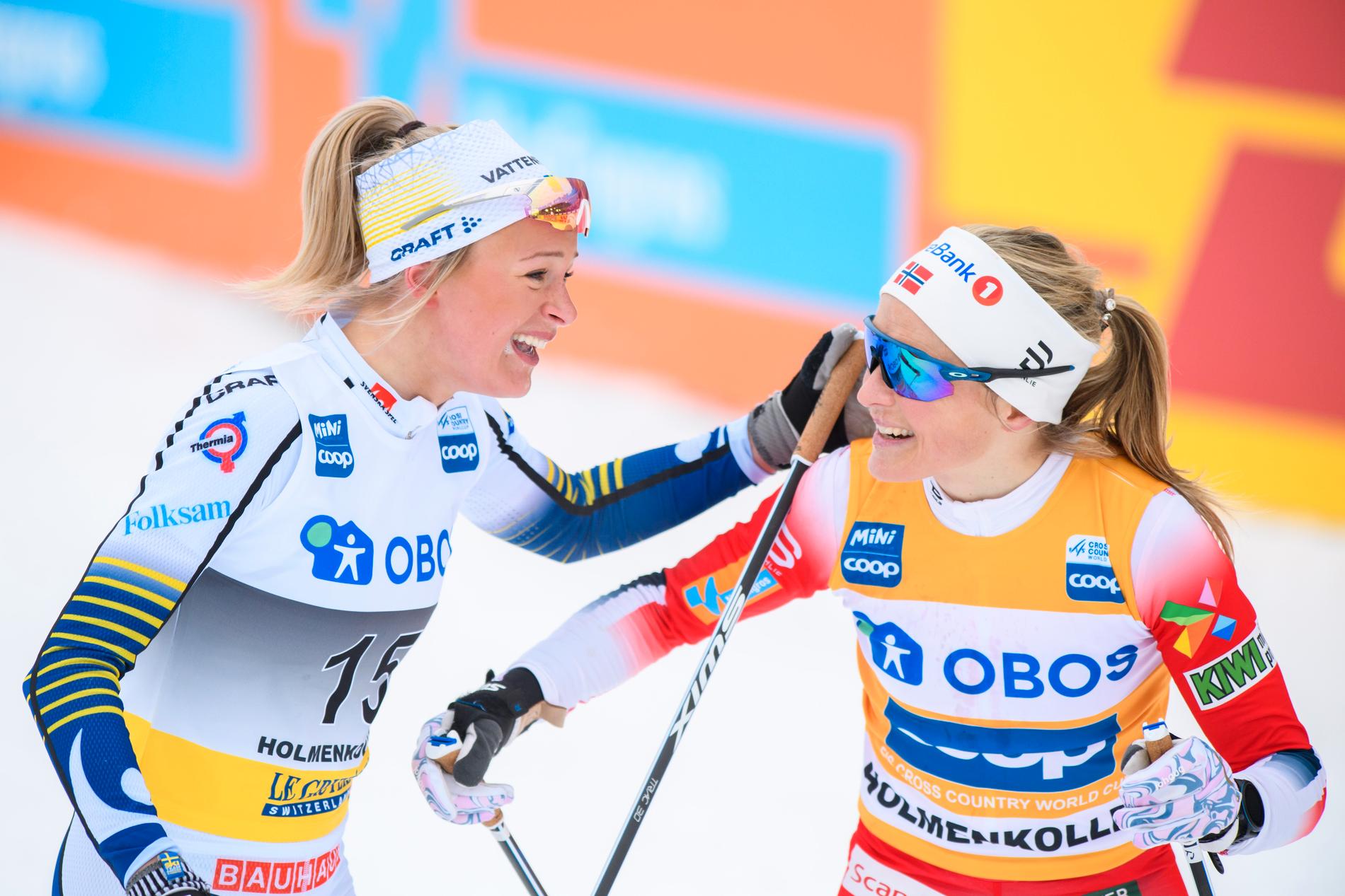 Frida Karlsson og Therese Johaug omfavner hverandre etter 30-kilometeren i Holmenkollen.
