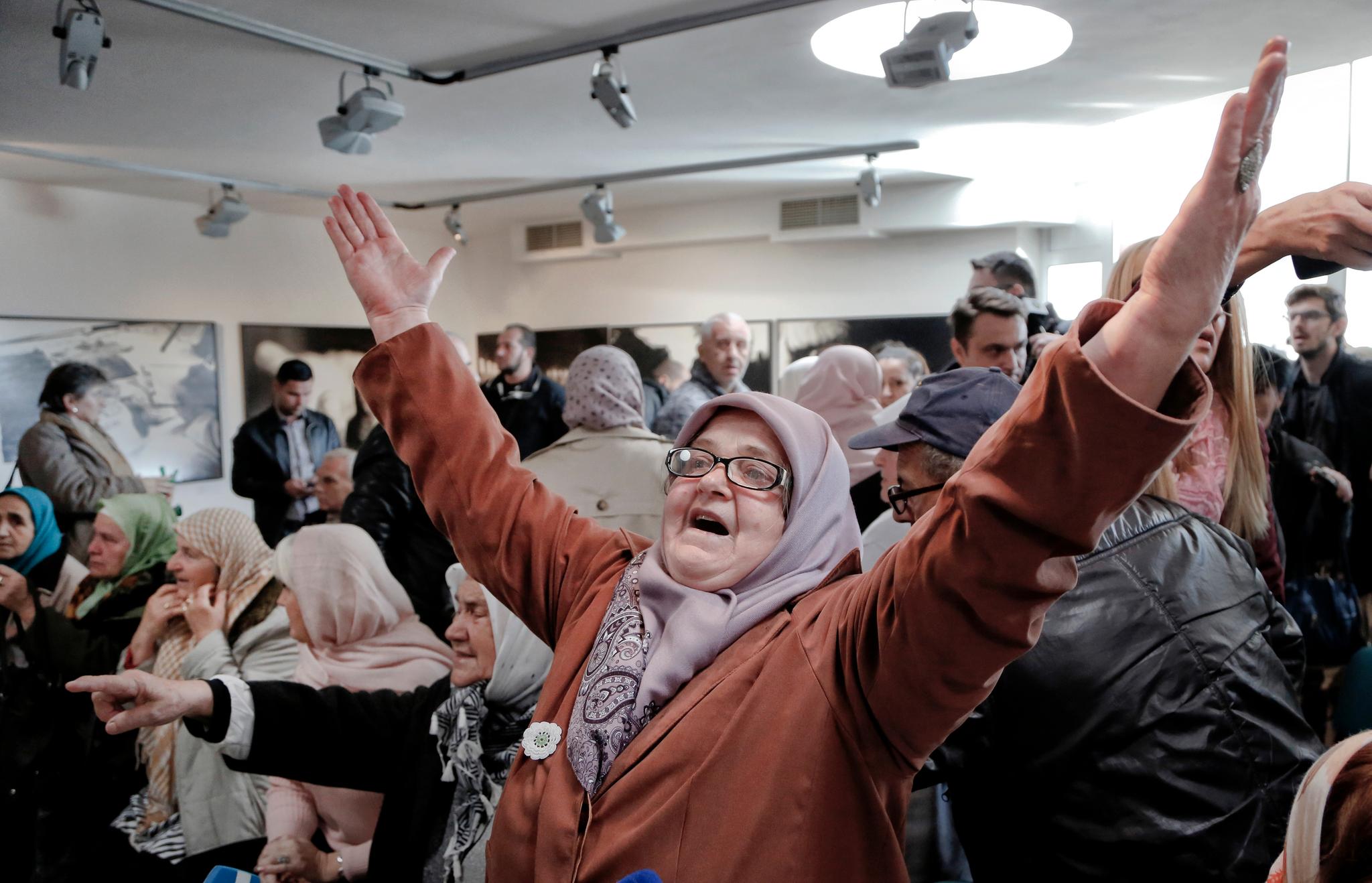 En bosnisk kvinne viser sterke følelser etter at dommen mot Mladic blir kjent i Haag onsdag.