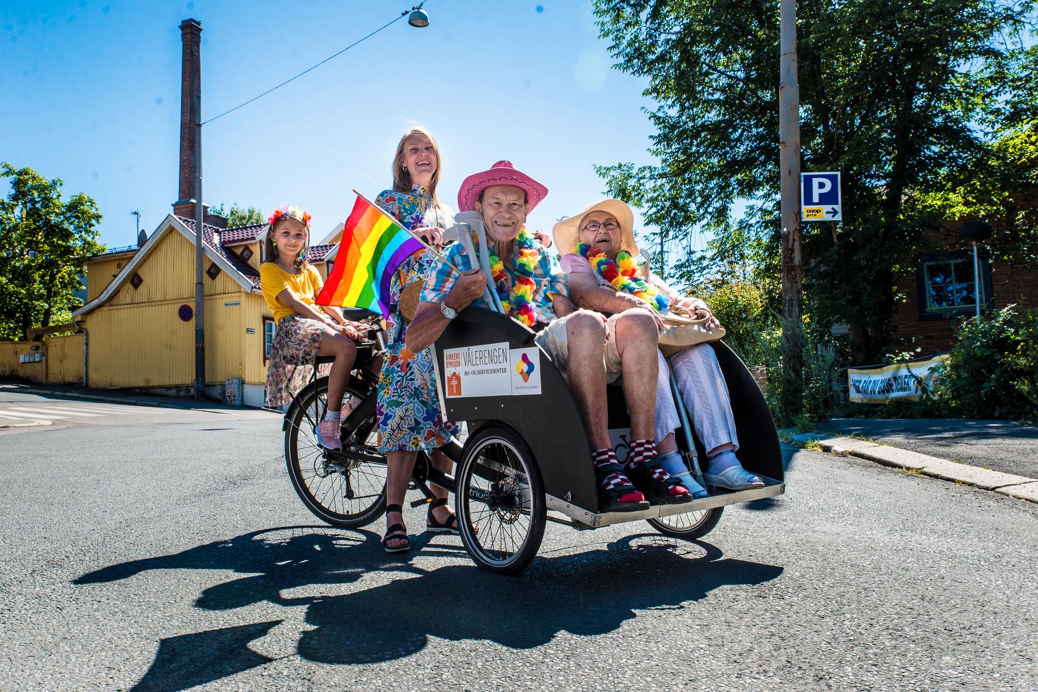   Emil Flaten Gansmoe (82) og Birthe Andersson (87) kunne for første gang delta i Pride-paraden som elsykkelpassasjerer. Sol Gangsaas og Lykke Gangsaas Jonassen (9) er sjåfører.