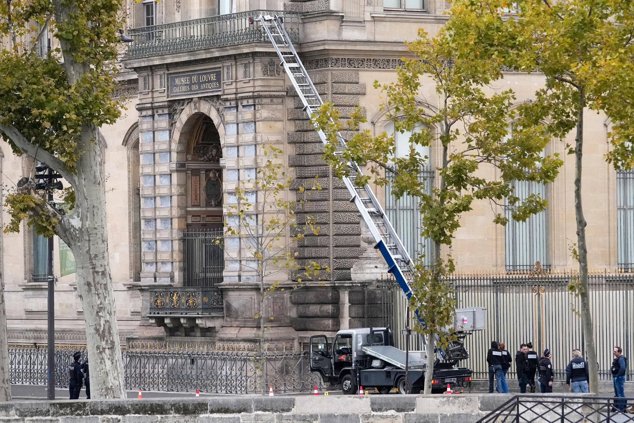 To menn er pågrepet mistenkt for medvirkning til juveltyveriet fra Louvre