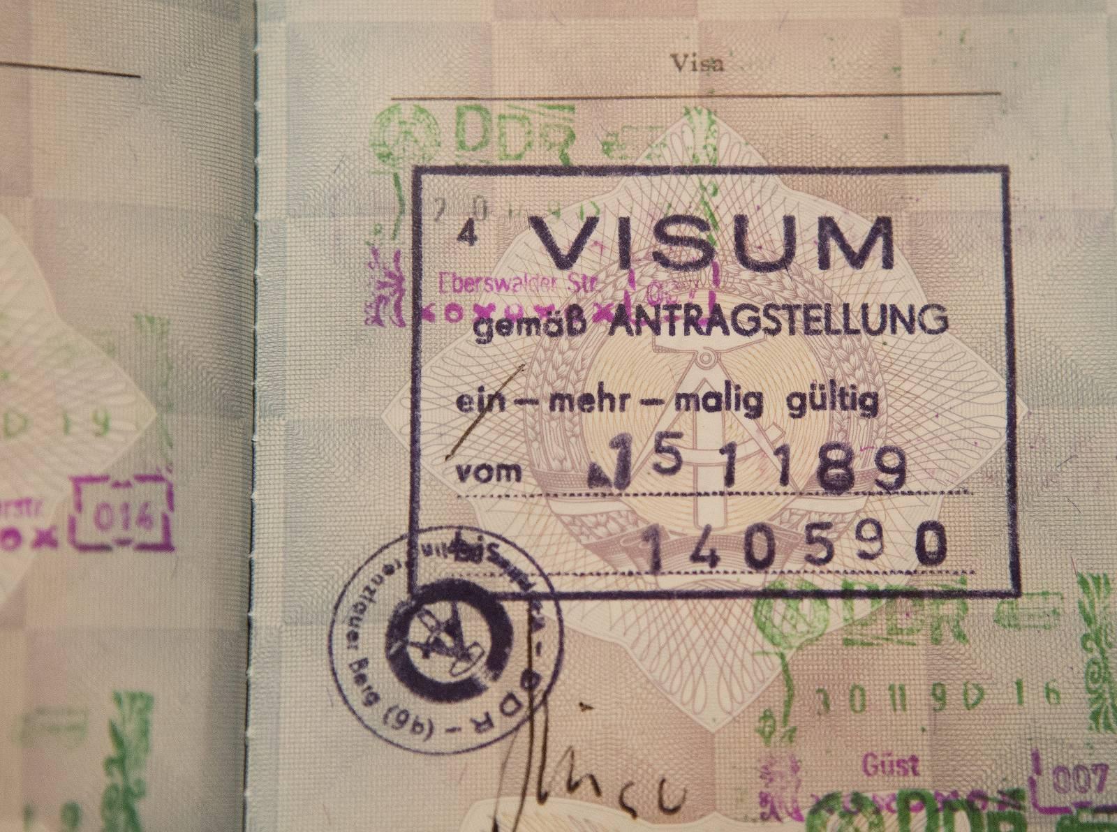 15. november 1989 var det ikke det noe problem å få visum til å dra til Vest. Snart ble det overflødig. 