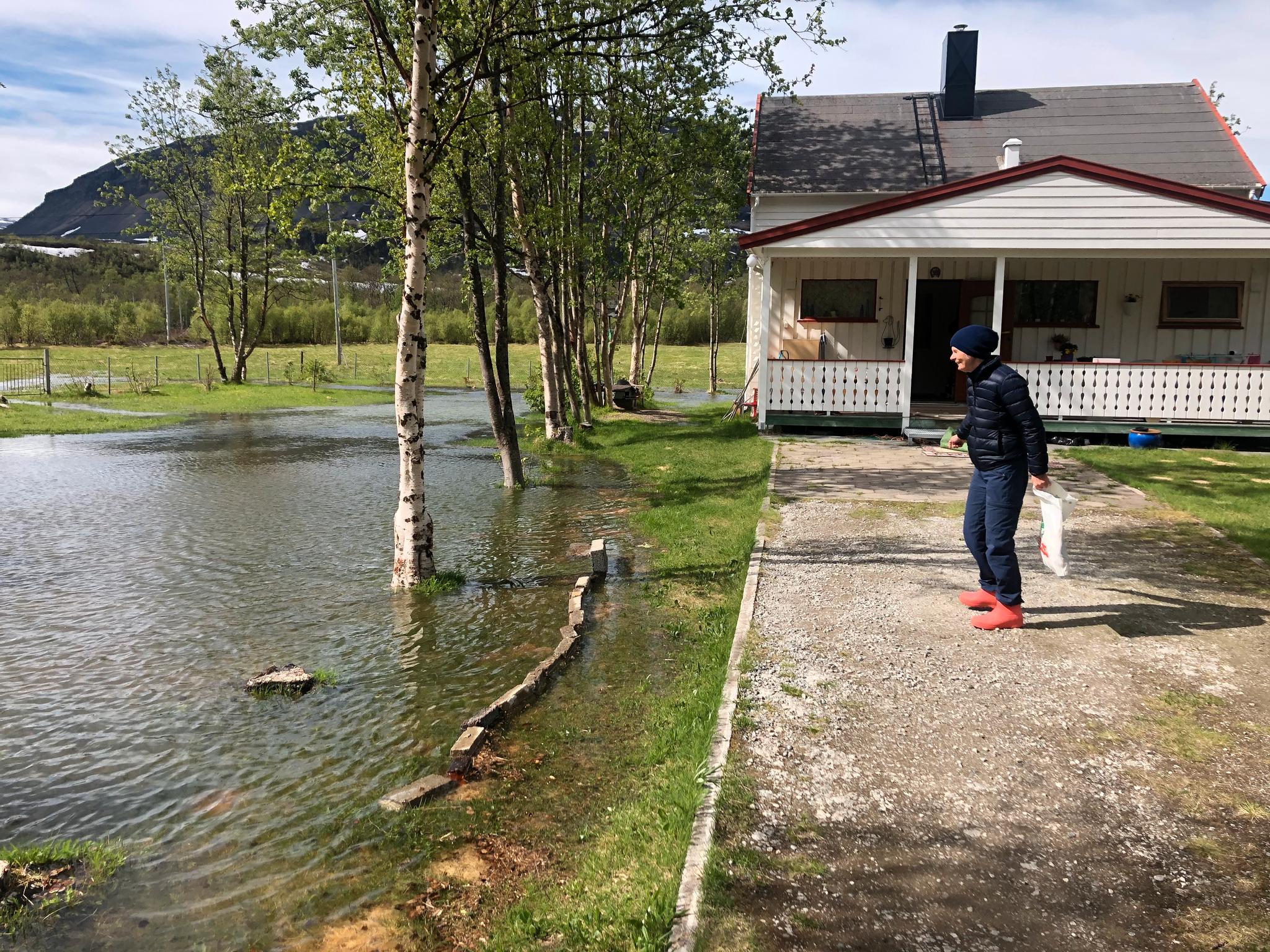 Søstrene Laila og Turid S. Johansen konstaterer at vannet i Lakselva i Porsanger stiger kraftig, og at huset til Turid ved Soldatnes er i fare.