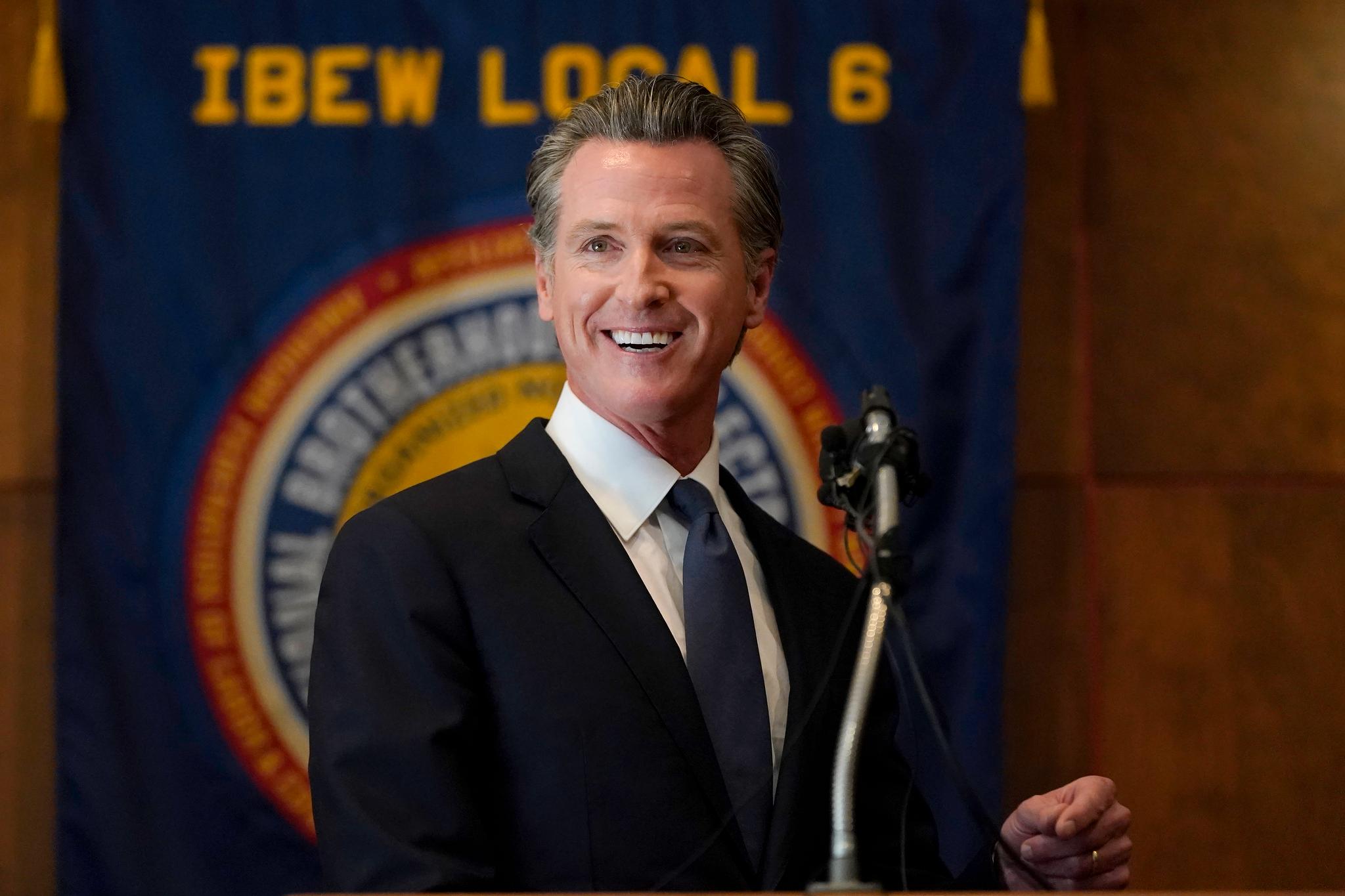 California-guvernør Gavin Newsom ligger an til å overleve tilbakekallingsvalget i delstaten, viser opptellingen så langt. 