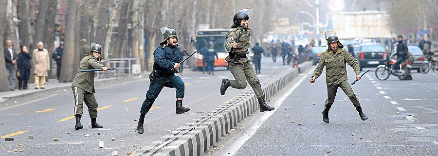 Iransk opprørspoliti fotografert av en fotograf som av hensyn til egen sikkerhet vil være anonym. FOTO: AP PHOTO