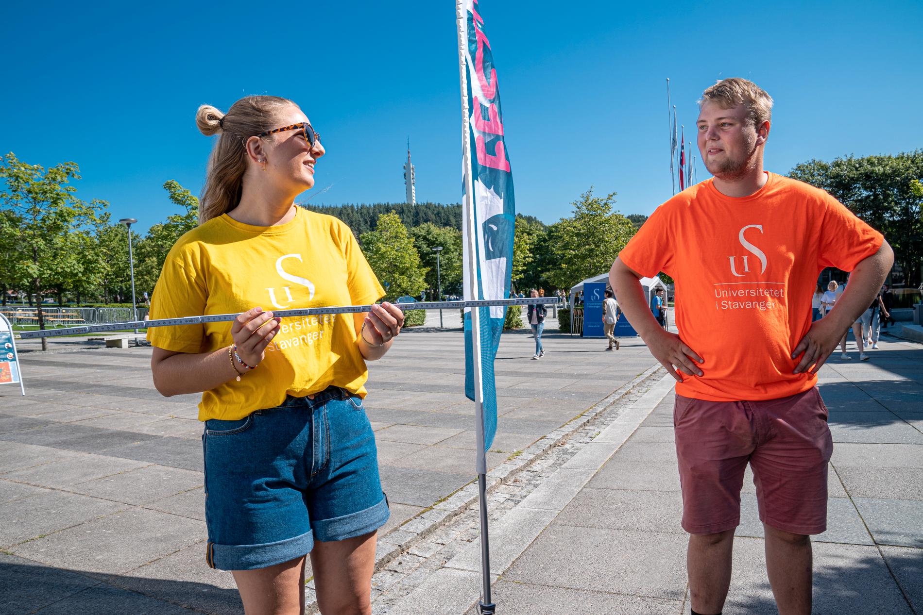 Meterpolitiet: Katharina Olsen og Einar Gjerde roper «én meter!» for ørtende gang.