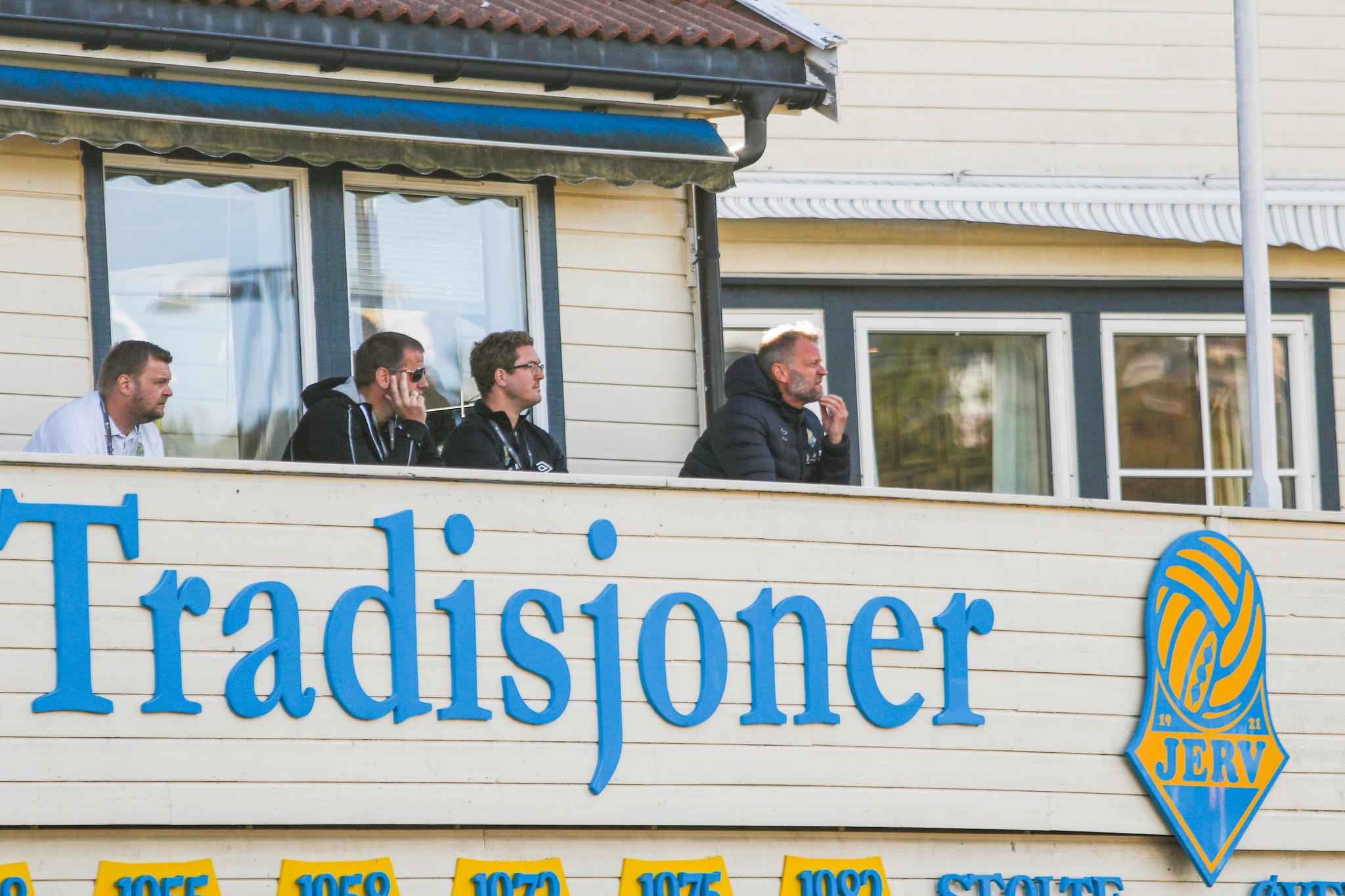 Arne Sandstø (til høyre) måtte se kampen fra tribuneplass.