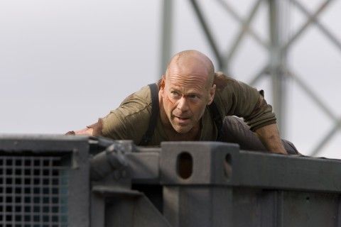 Bruce Willis er Die Hard. Her fra fireren. Den uten hår.
