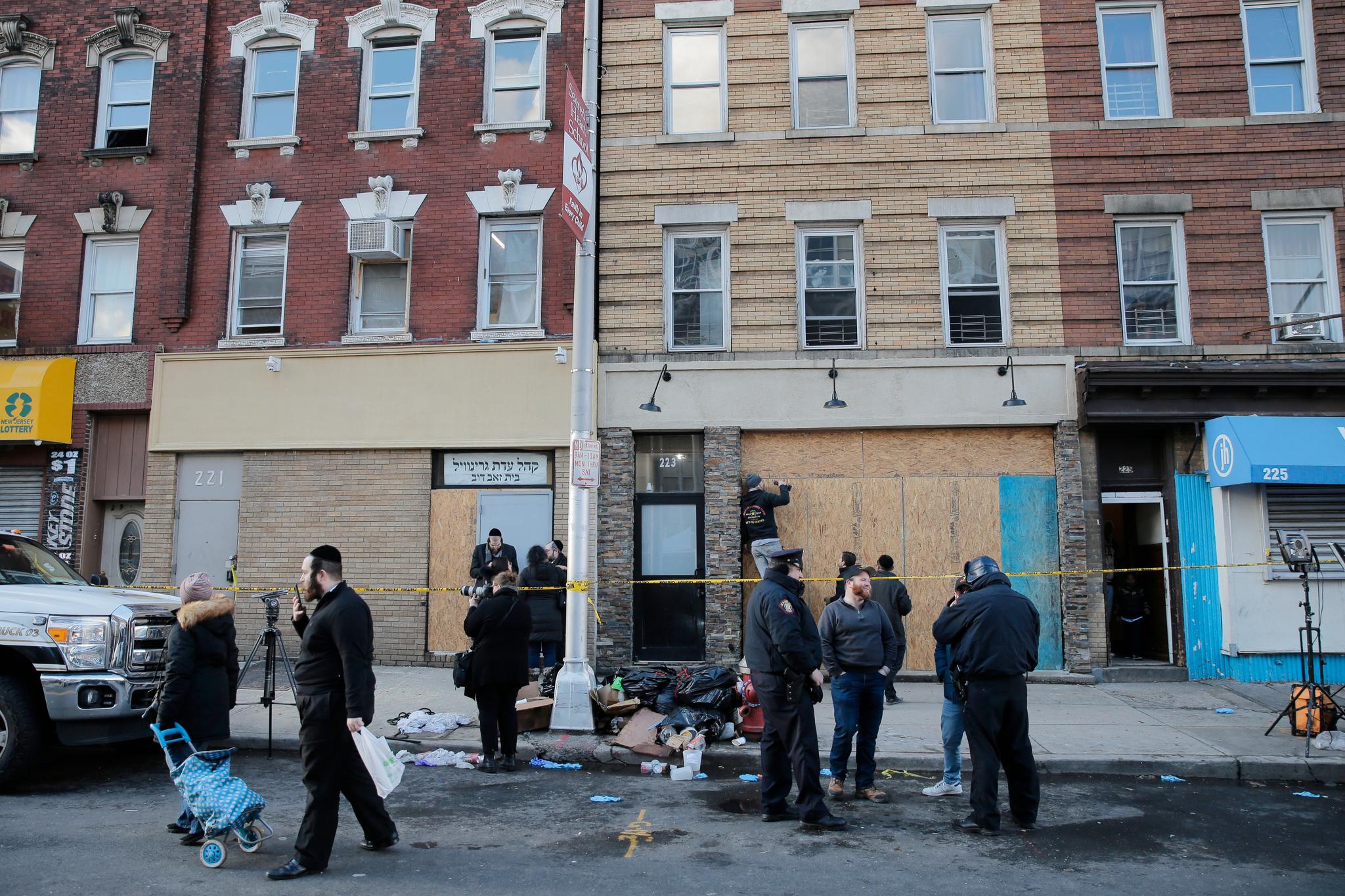 Vinduene spikres igjen på et jødisk supermarked i Jersey City som ble angrepet med skytevåpen av to svarte gjerningsmenn 11. desember 2019.