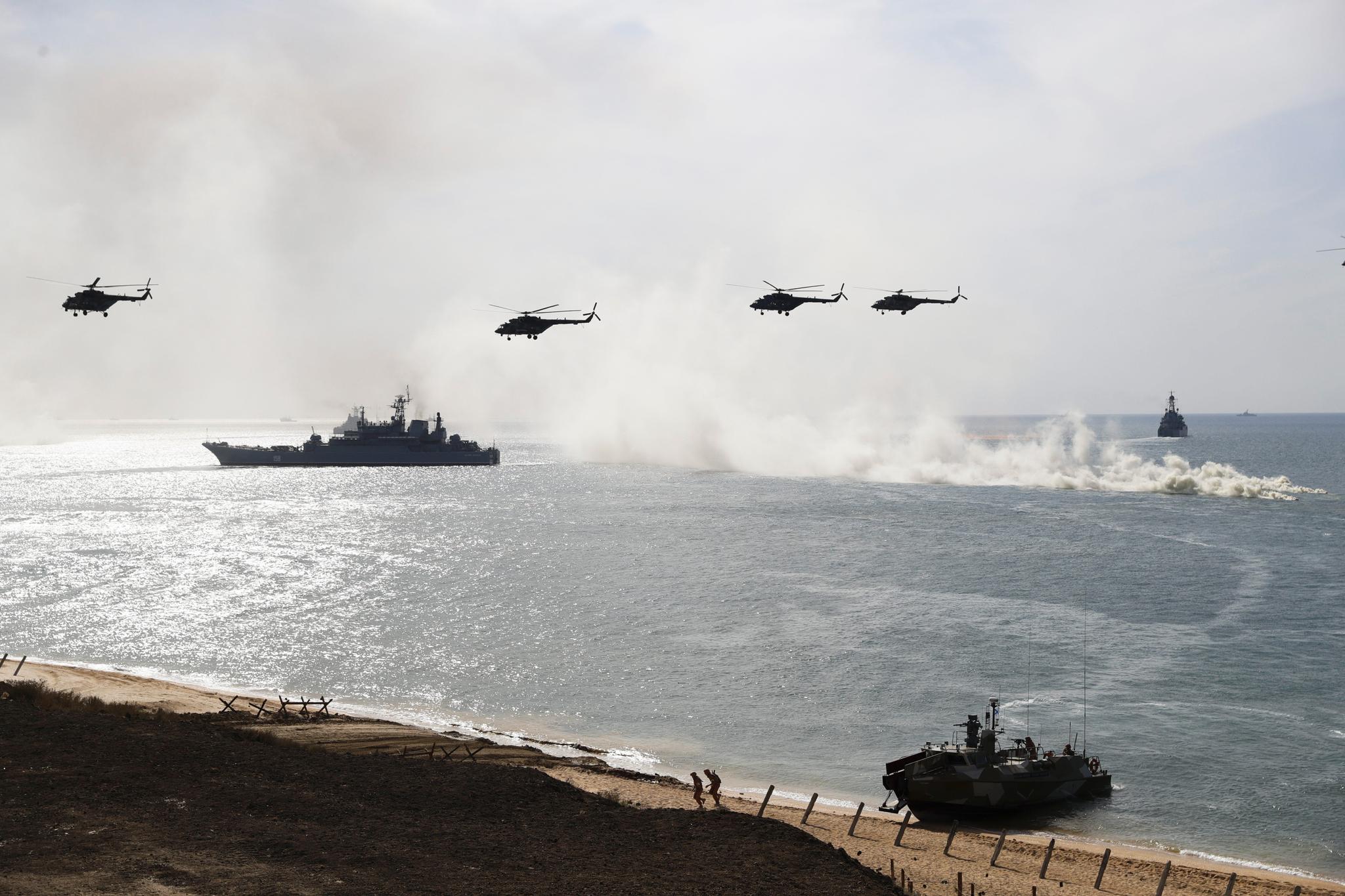 Russiske landgangsstyrker under øveles på Krim, tidlig i september. Ifølge Aldrimer.no skal tilsvarende trening med Svalbard som mål vært en del av storøvelsen Zapad senere i september.
