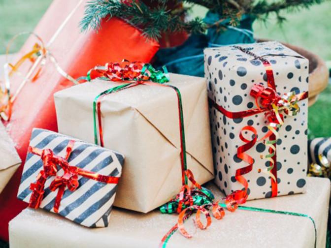 JULEGAVER: Mange steder venter de til første julemorgen før de åpner gavene. JULEGAVER: Mange steder venter de til første julemorgen før de åpner gavene. FOTO: Loreanto/Shutterstock/NTB scanpix