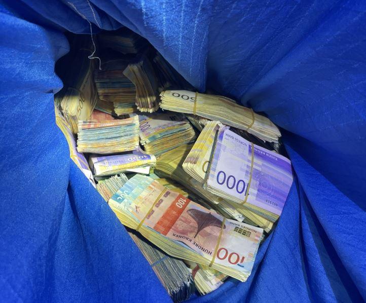 Pengene ble funnet i en tøypose i en bil som ble stanset på Voss.