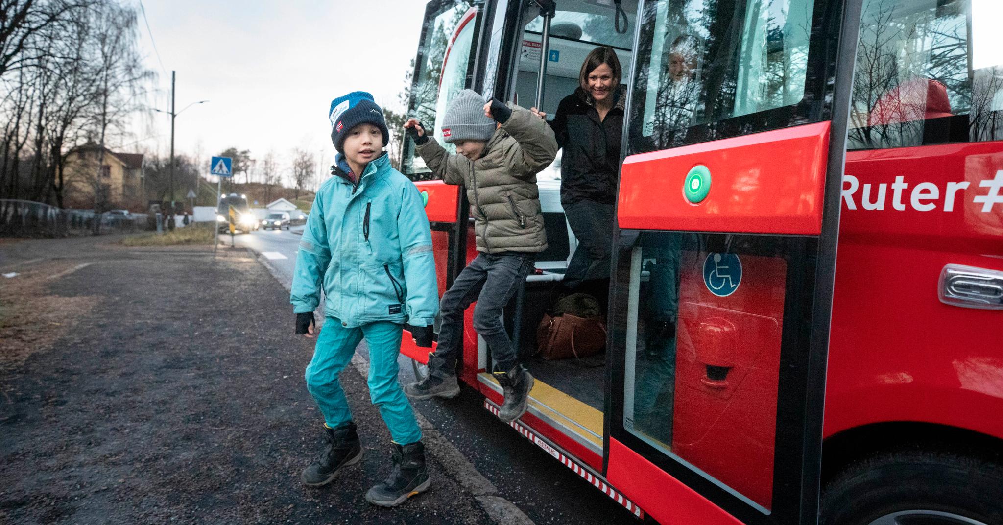 Ludvik Anker Løken (til venstre) og Jacob Wintervold (begge 7) fikk den første ordinære turen med en selvkjørende buss på Malmøya onsdag morgen. Guttene gikk av på holdeplassen utenfor Nedre Bekkelaget skole. Fungerende samferdselsbyråd Hanna Marcussen (MDG) var også med på turen.