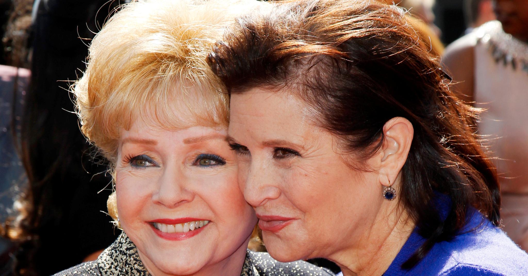 Debbie Reynolds (t.v.) og datteren Carrie Fisher fotografert 10. september 2011.