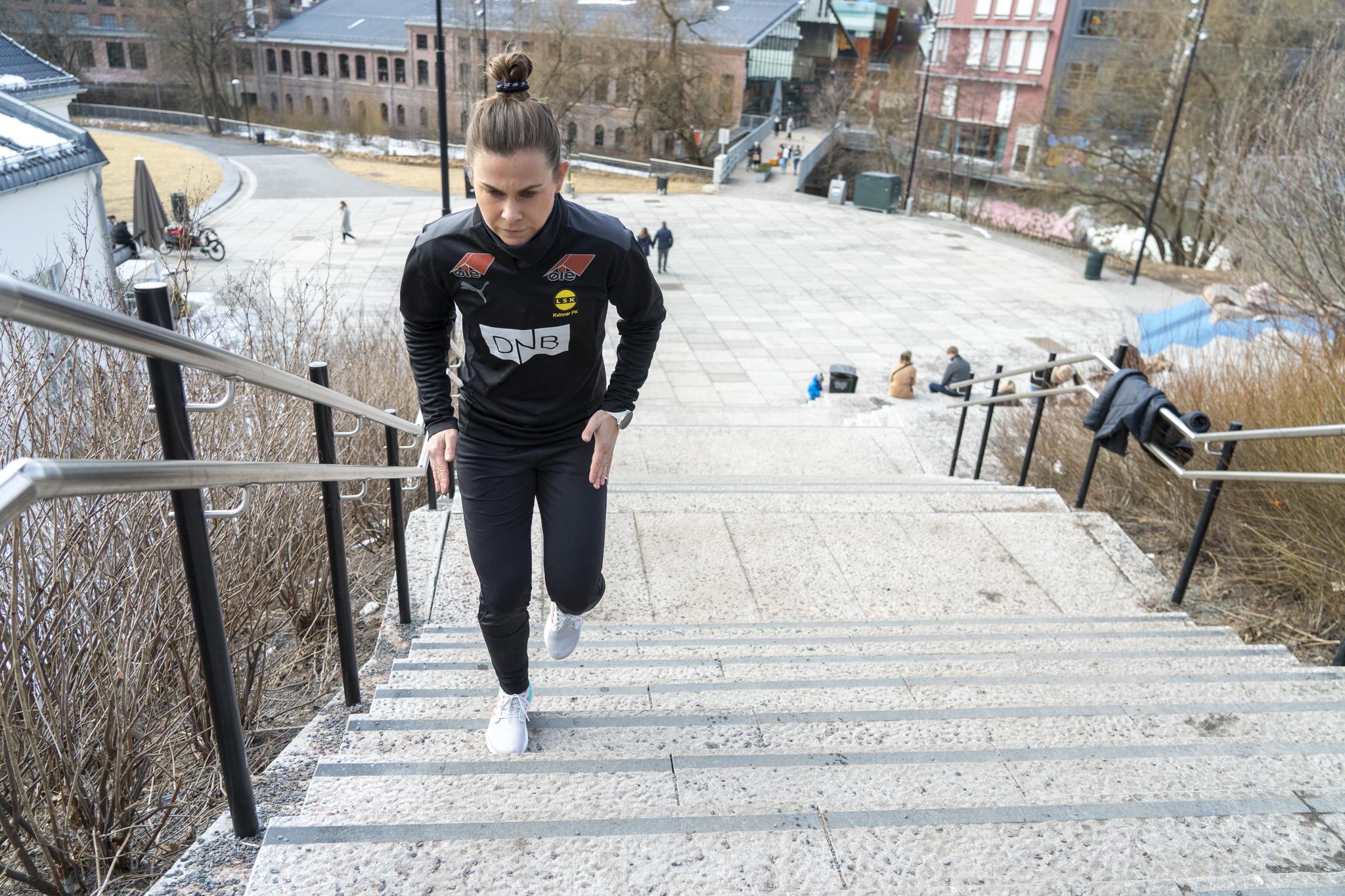 MÅ TRENE ALENE: Emilie Haavi løper for seg selv i trappene ved Vulkan i Oslo. I Lillestrøm er det fellestreningsforbud. 