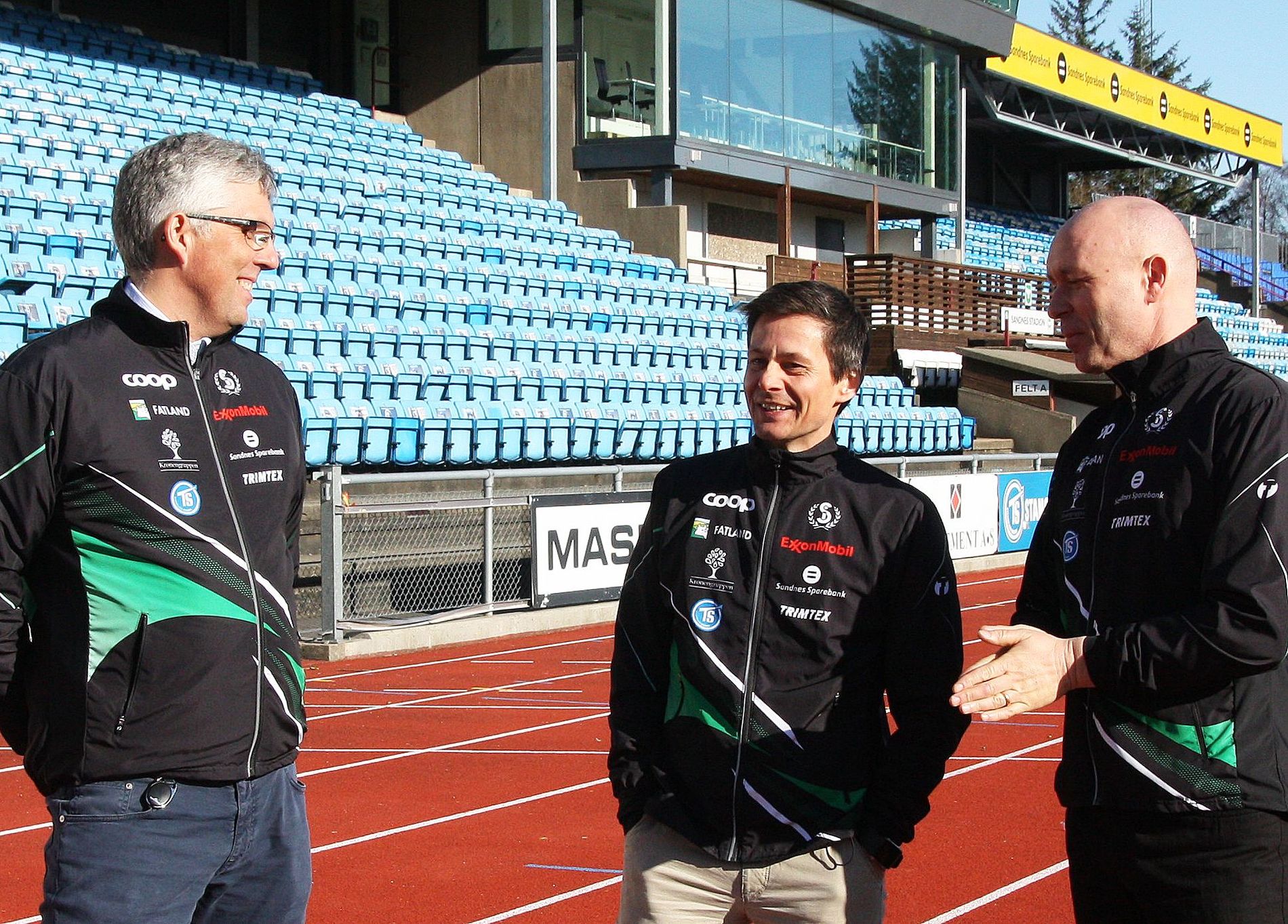 Geir Eikeskog (midten) er friidrettssjef i Sandnes IL. 