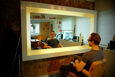 Speilet i salongen har frisør Ole Kristian Dahl laget sammen med en elektriker.