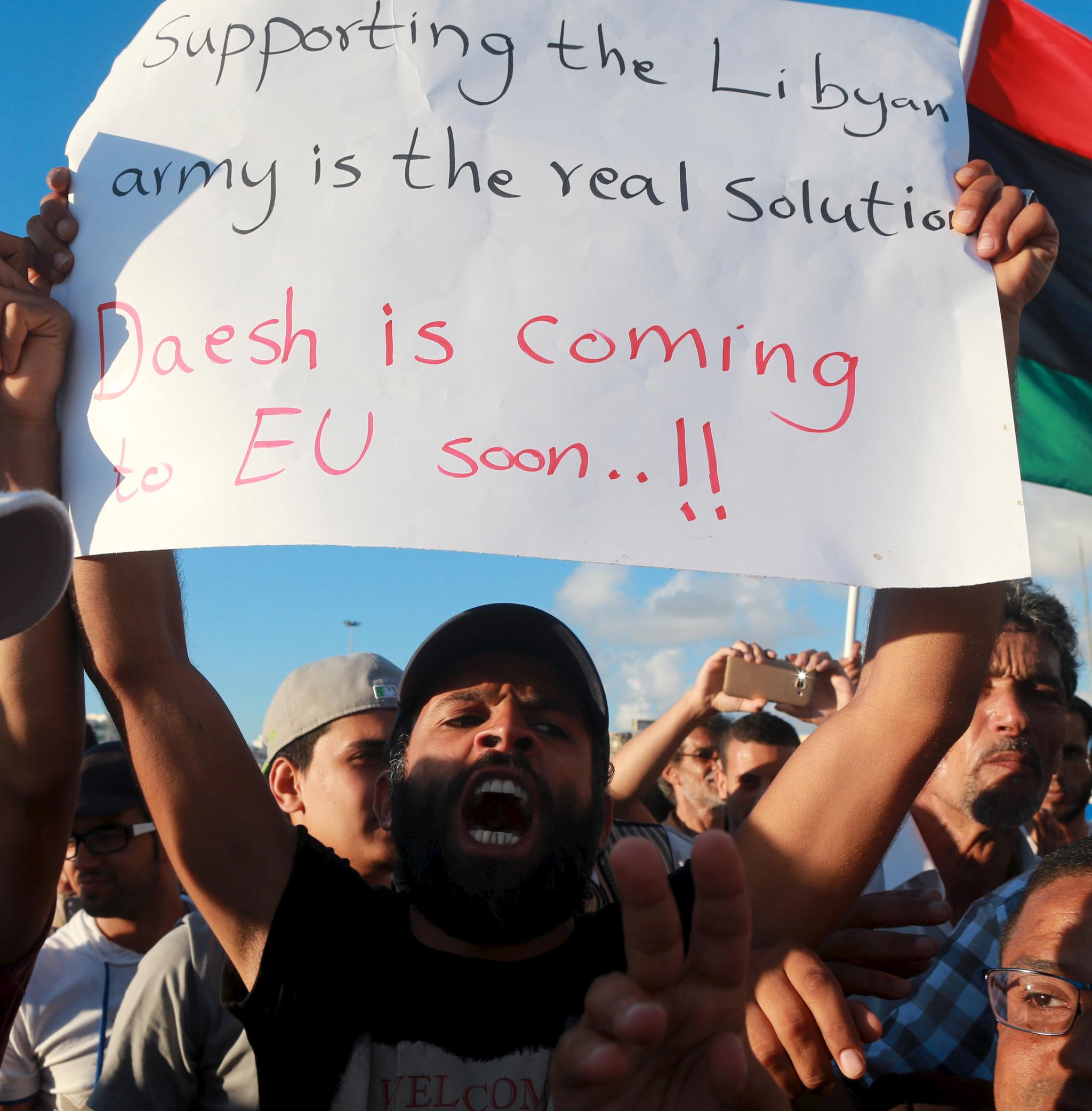 – Å støtte den libyske hær er eneste løsning. IS komme til Europa snart, roper en tilhenger av den libyske generalen Khalifa Haftar i Benghazi i Libya.
