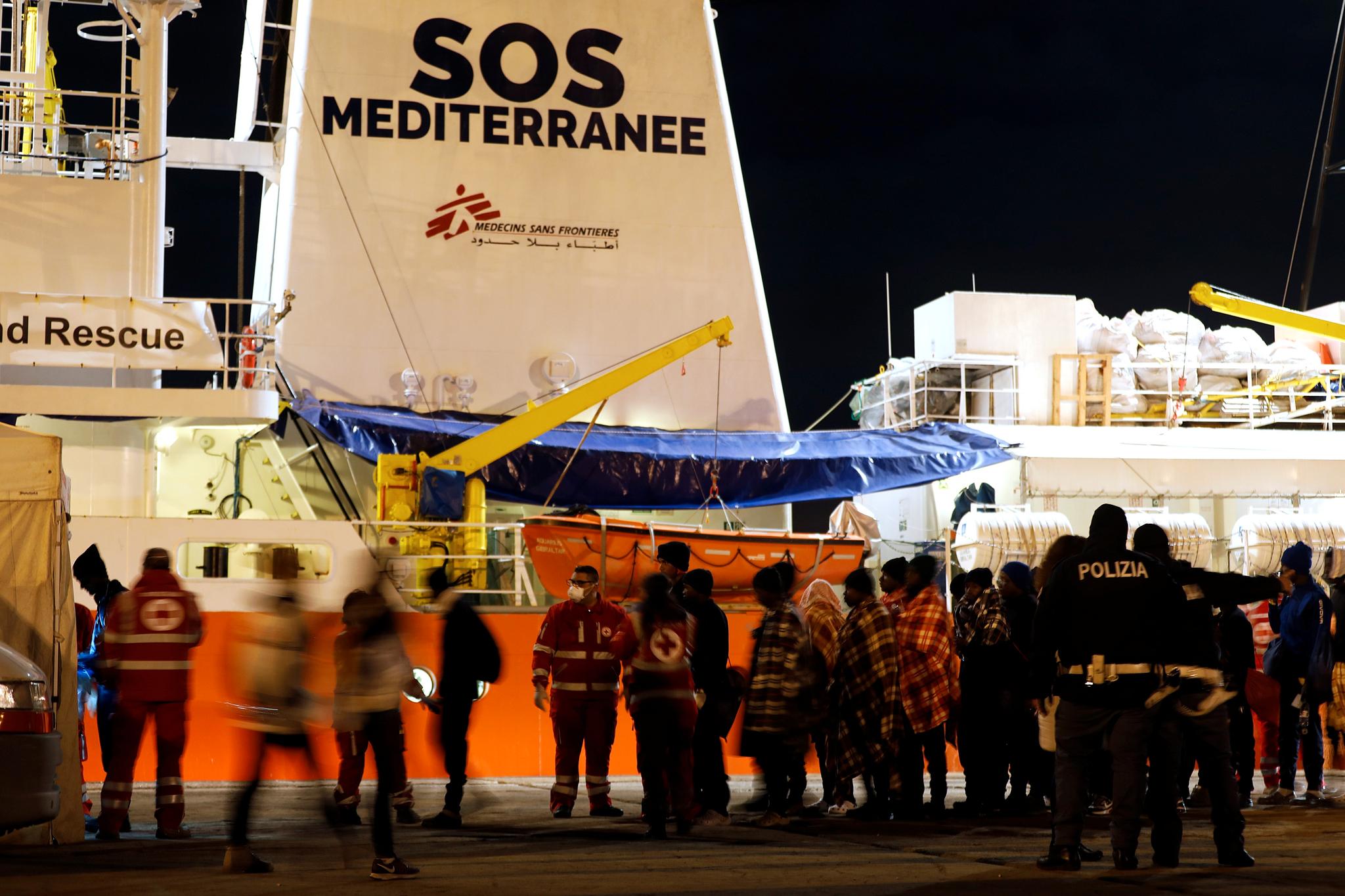 MV Aquarius har i lang tid drevet redningsarbeid blant migranter i Middelhavet. Nå får ikke skipet legge til i italienske havner. Bildet er fra da skipet satte i land reddede migranter i Augusta på Sicilia i januar. 