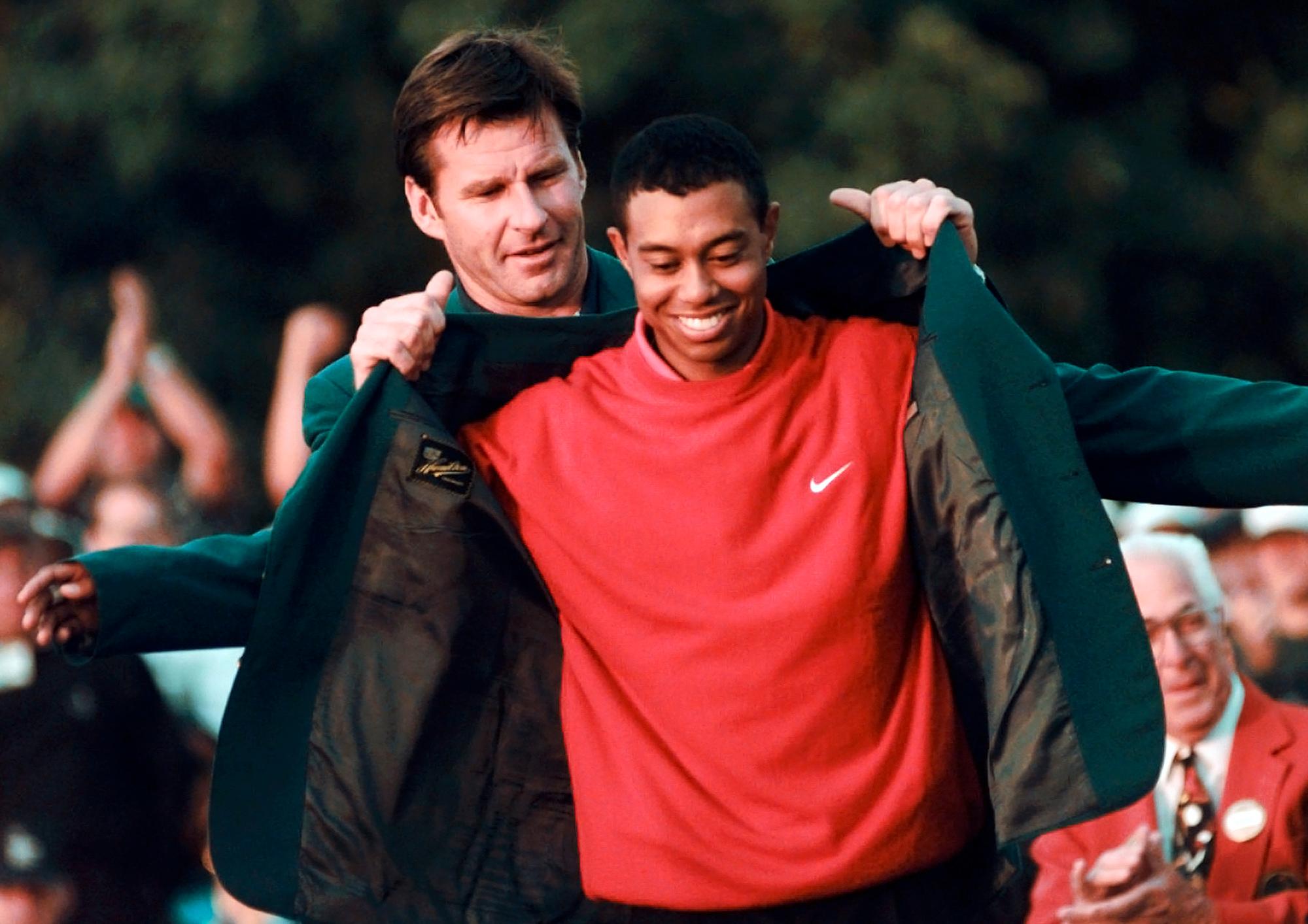 HISTORISK: Tiger Woods får i 1997 den grønne Masters-jakken av Nick Faldo, som hadde vunnet året før.