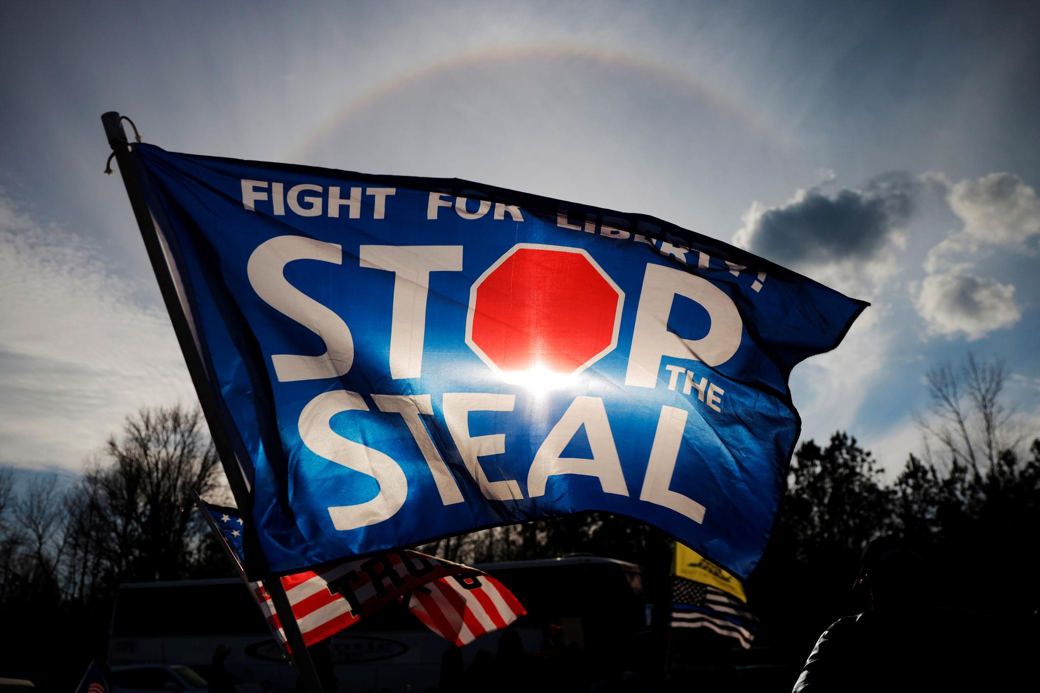 «Stop the steal» ble slagordet til Trumptilhengerne etter valget.