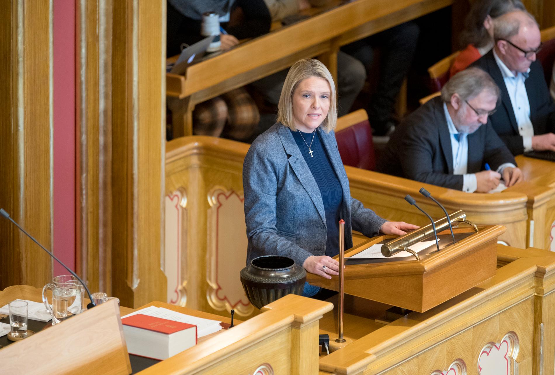 BEKLAGET – TIL SLUTT: Justisminister Sylvi Listhaug (Frp) ga en beklagelse etter flere timers debatt i Stortinget torsdag. Hun fikk hard kritikk fra stortingsflertallet, og fortsatt kan det bli flertall for et mistillitsforslag mot henne.