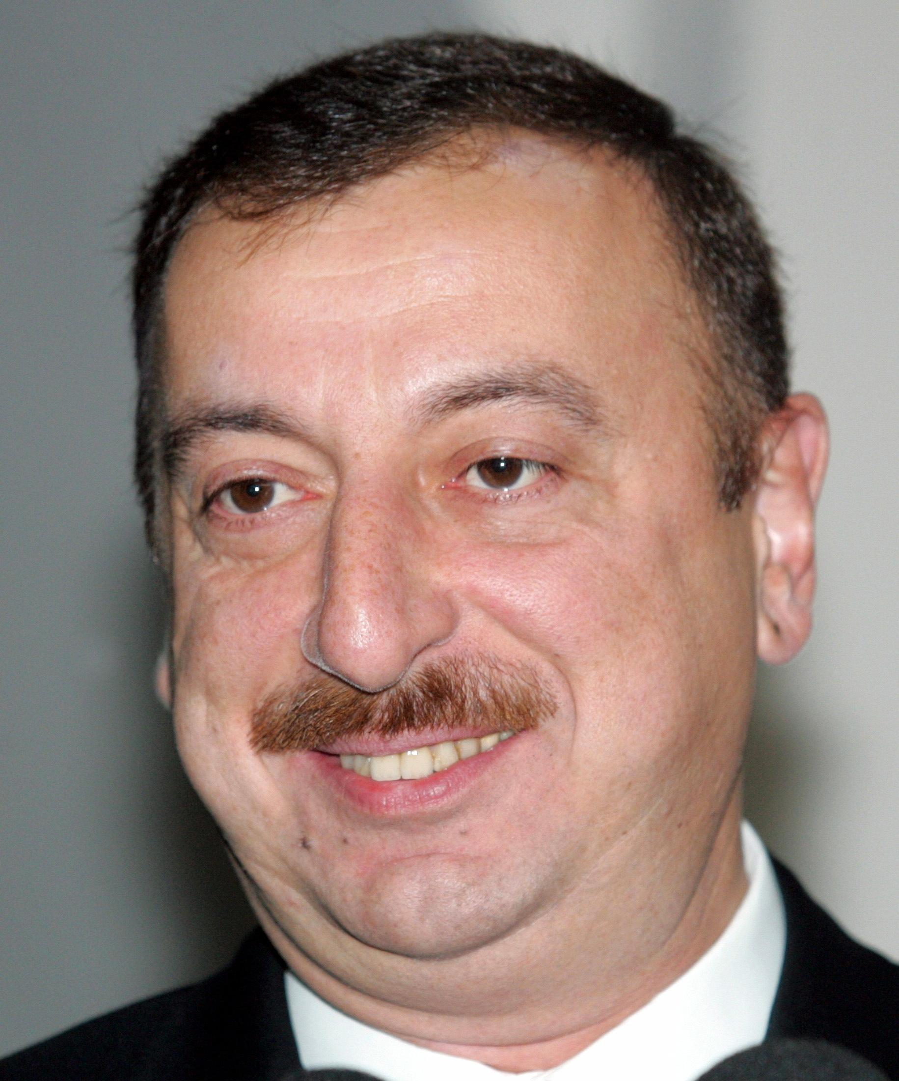 Aserbajdsjans president Ilham Alijev og hans regime skal ha bestukket politikere i Europarådets parlamentarikerforsamling for å stoppe kritikk av omfattende brudd på menneskerettighetene.