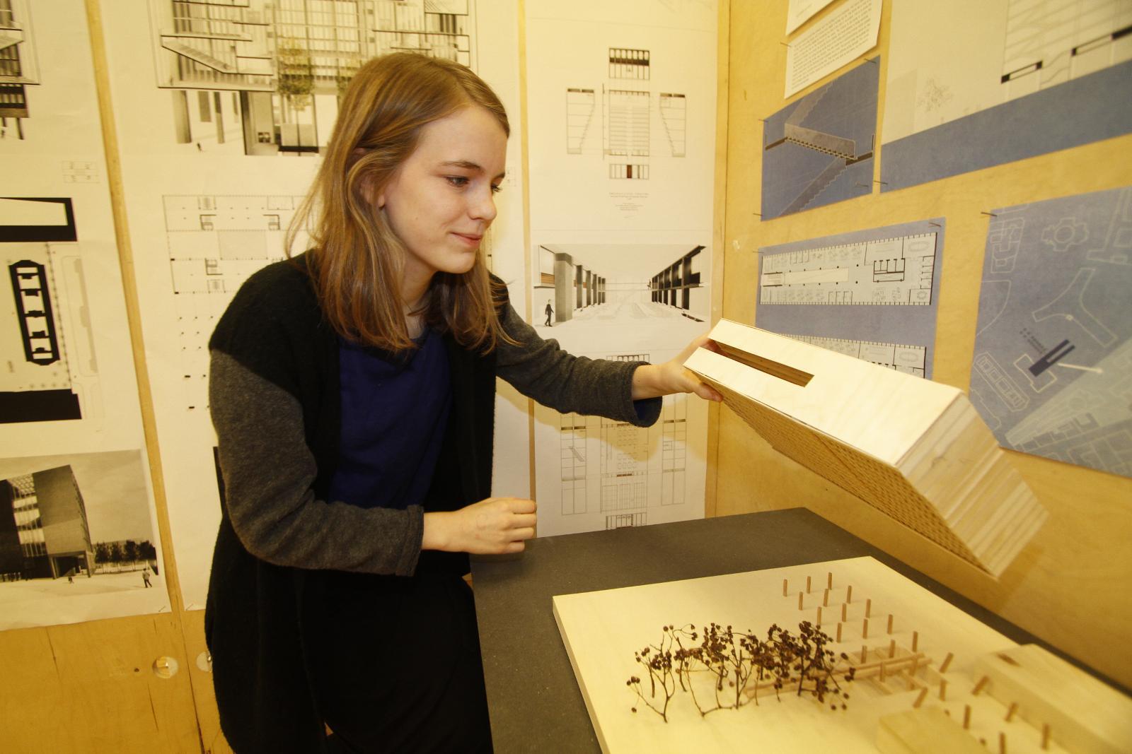 Eva Bakke Negård foreslår å lage Høyblokken til et minnesmerke samtidig som den skal fungere som et kontorbygg. Det løser hun ved å lage en åpen slisse midt i bygget.