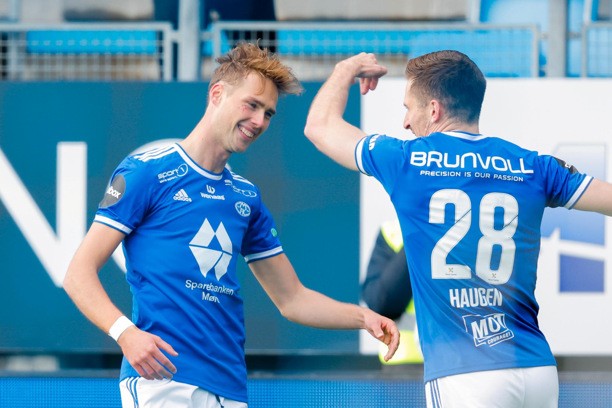 I STORFORM: Magnus Grødem (venstre) scoret kampens første mål. Her blir han gratulert av Kristoffer Haugen. 