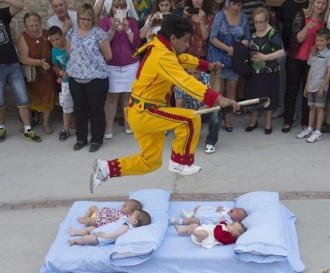 Frister det å hoppe over babyer? Dra til Spania, så kan du gjøre det på festival.