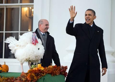 USAs president Barack Obama vinker til publikum etter å ha benådet en kalkun. Benådingen har vært en tradisjon siden 1989.