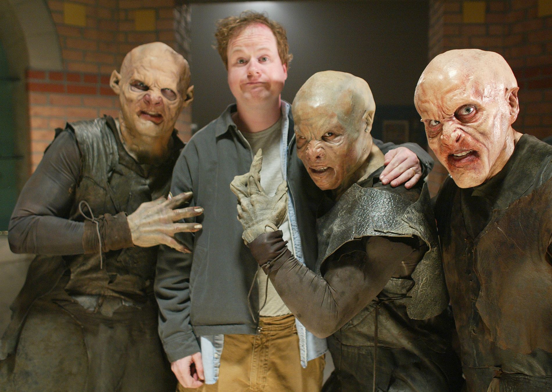 Joss Whedon omringet av «Buffy»-monstre. Nå har han klekket ut et nytt univers som får premiere på HBO Nordic i april. 