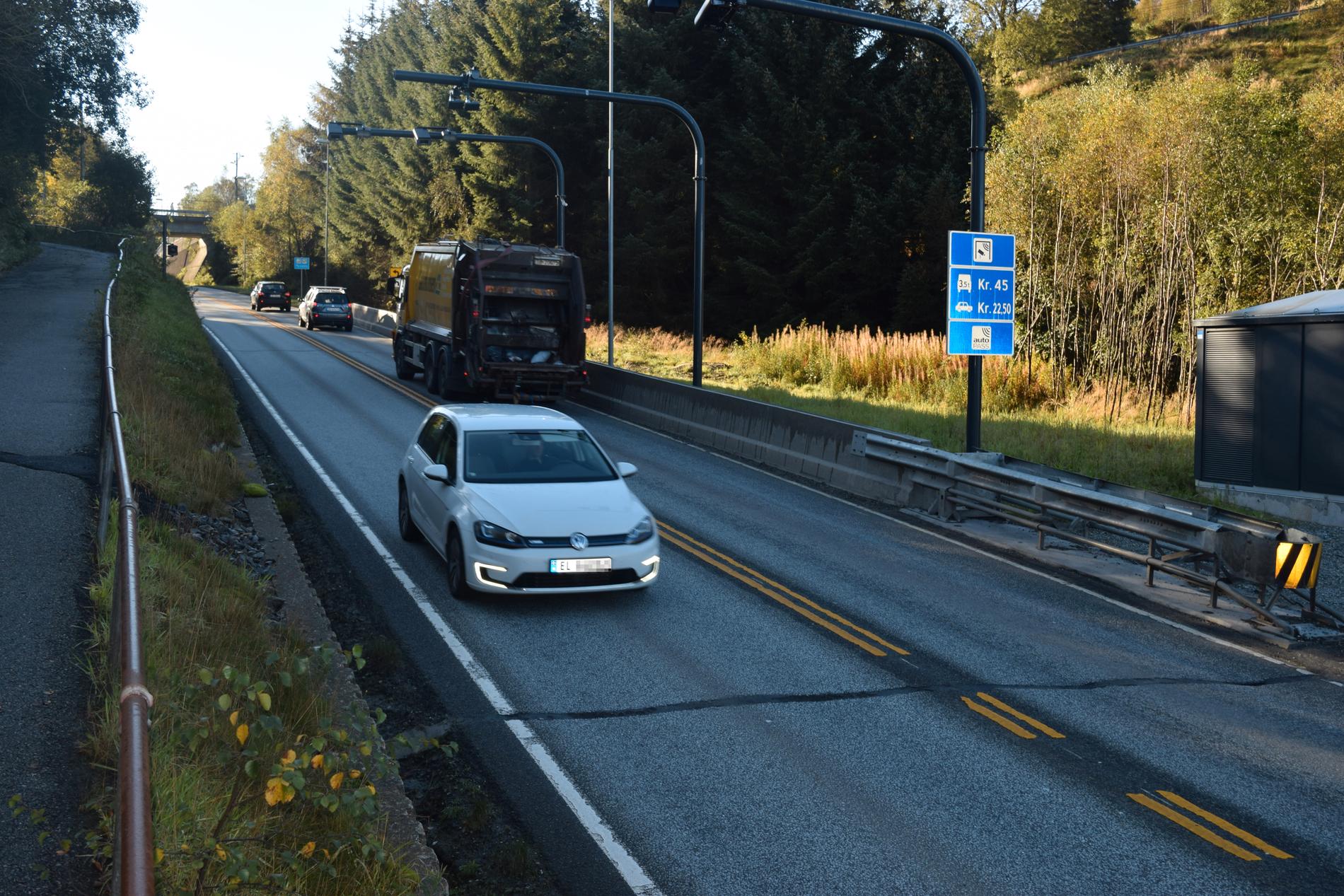 Dette bildet viser bomstasjonen på Juvik. Bilene på bildet har ingenting med denne saken å gjøre. Deler av gangveien kan sees til venstre i bildet. 